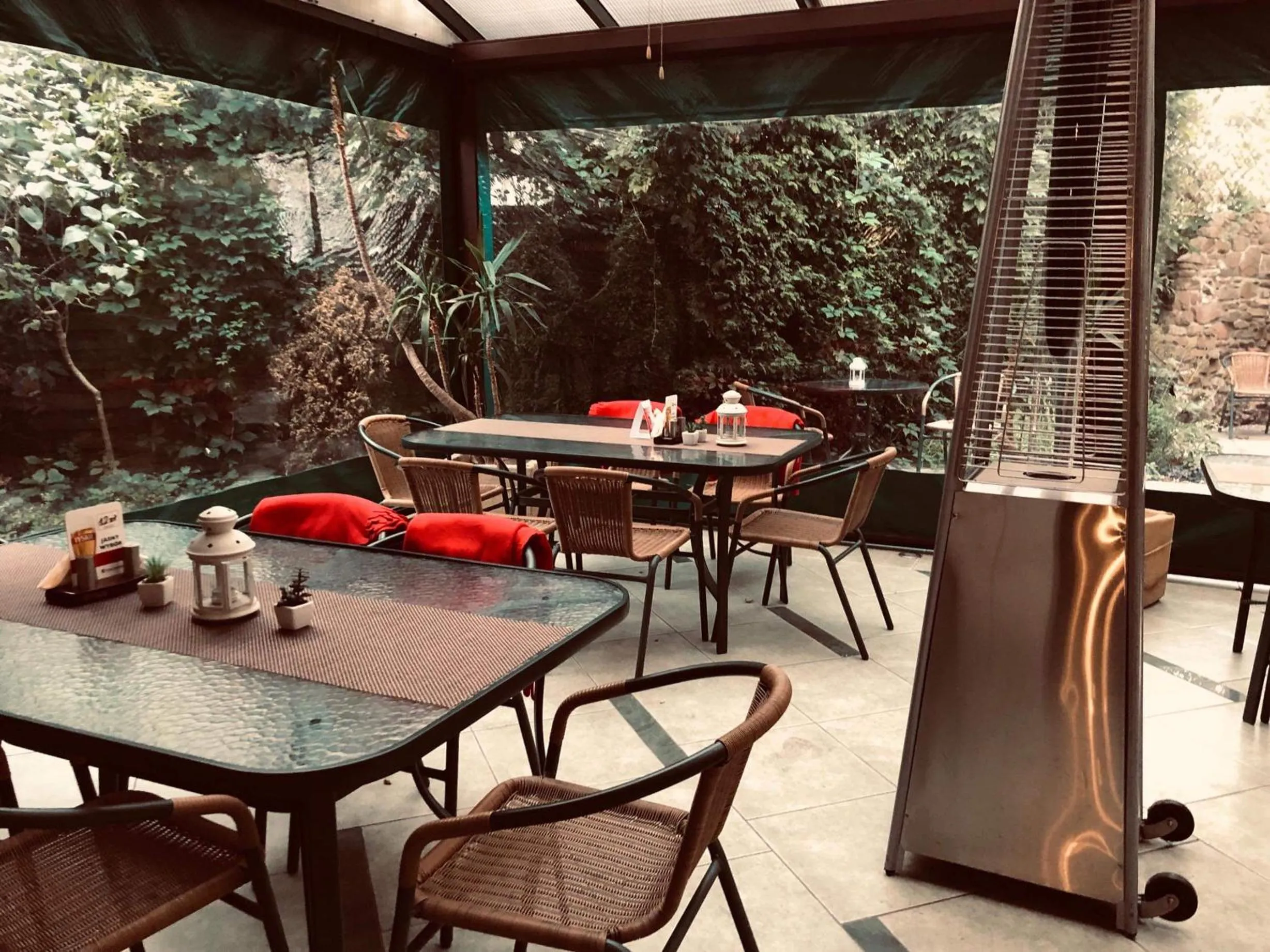 Restaurant/places to eat in Hotel City SM Business & Spa