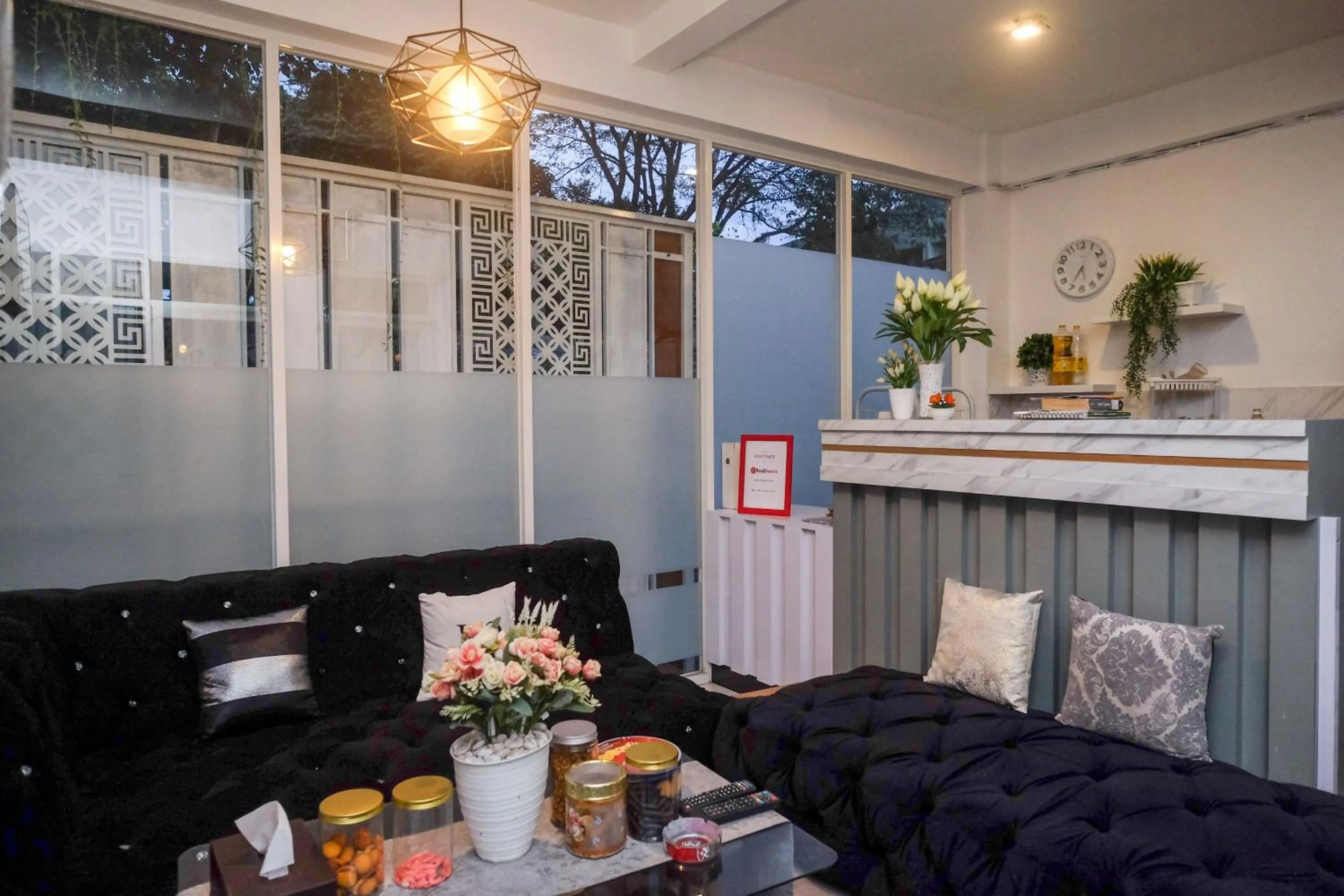 Lobby or reception in RedDoorz Syariah near Taruna Nusantara Magelang