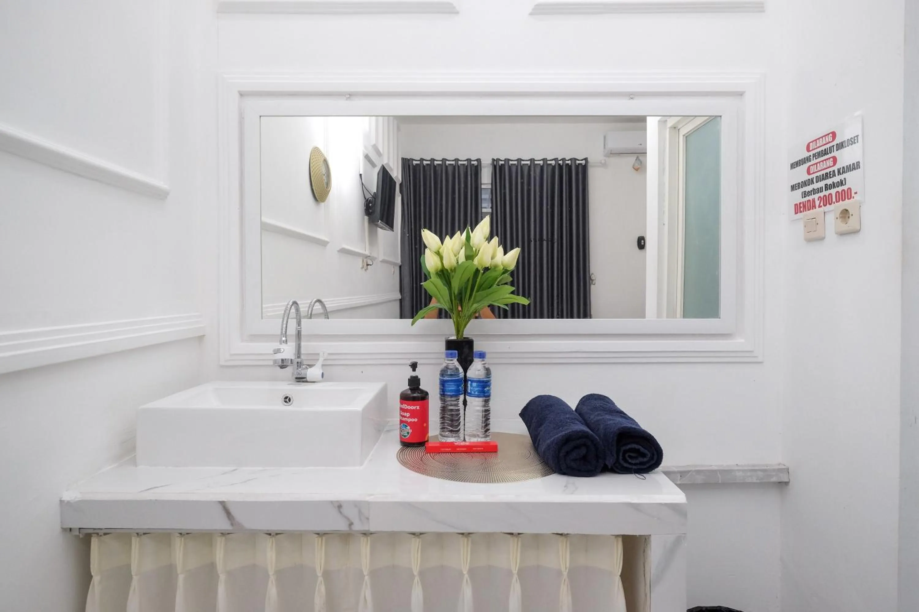 Bathroom in RedDoorz Syariah near Taruna Nusantara Magelang