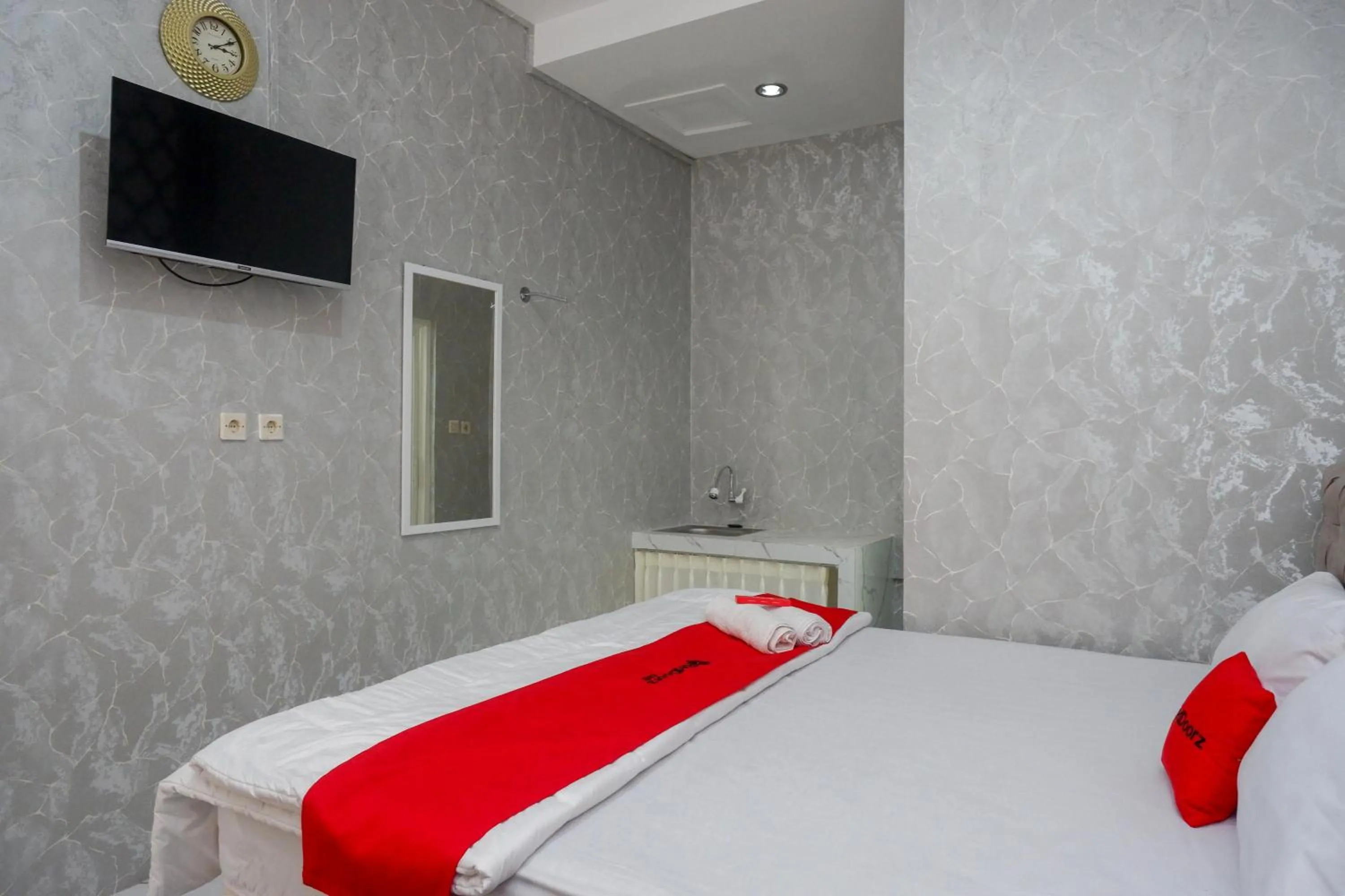 Bedroom, Bed in RedDoorz Syariah near Taruna Nusantara Magelang