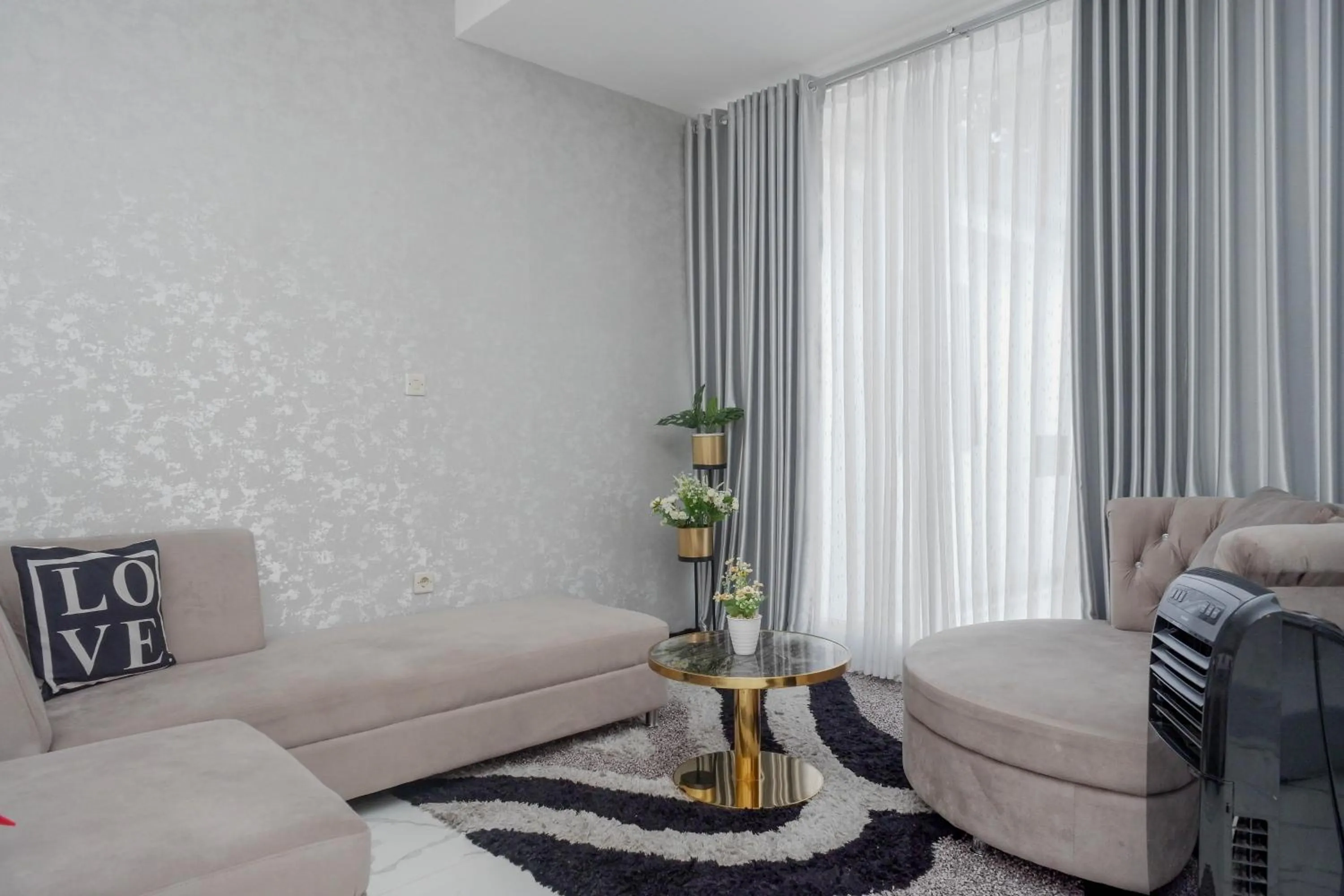 Seating area in RedDoorz Syariah near Taruna Nusantara Magelang