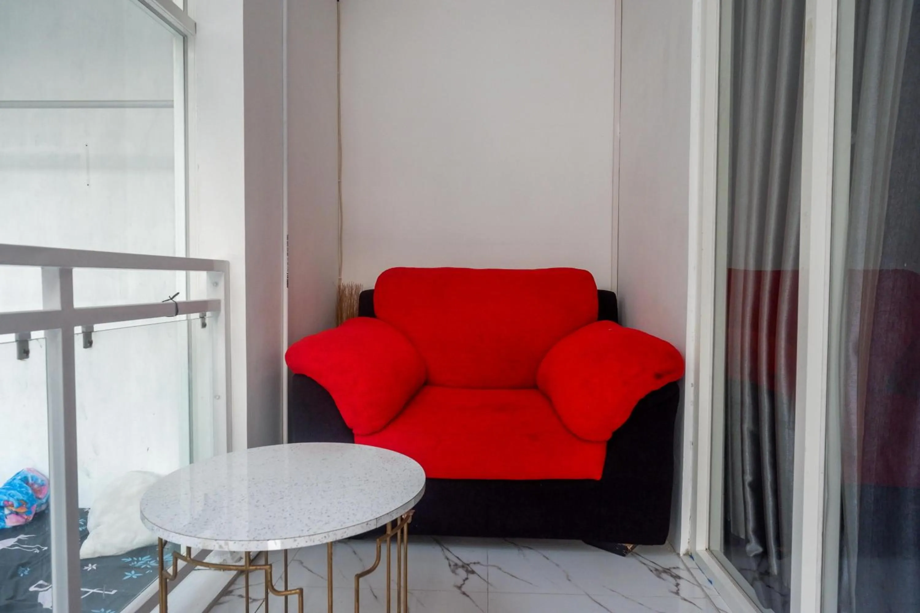 Seating area in RedDoorz Syariah near Taruna Nusantara Magelang