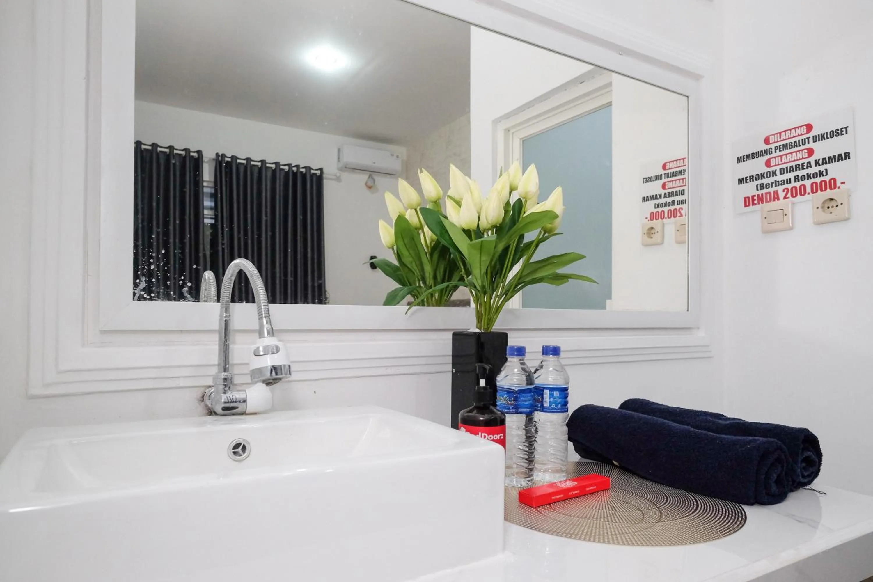 Bathroom in RedDoorz Syariah near Taruna Nusantara Magelang