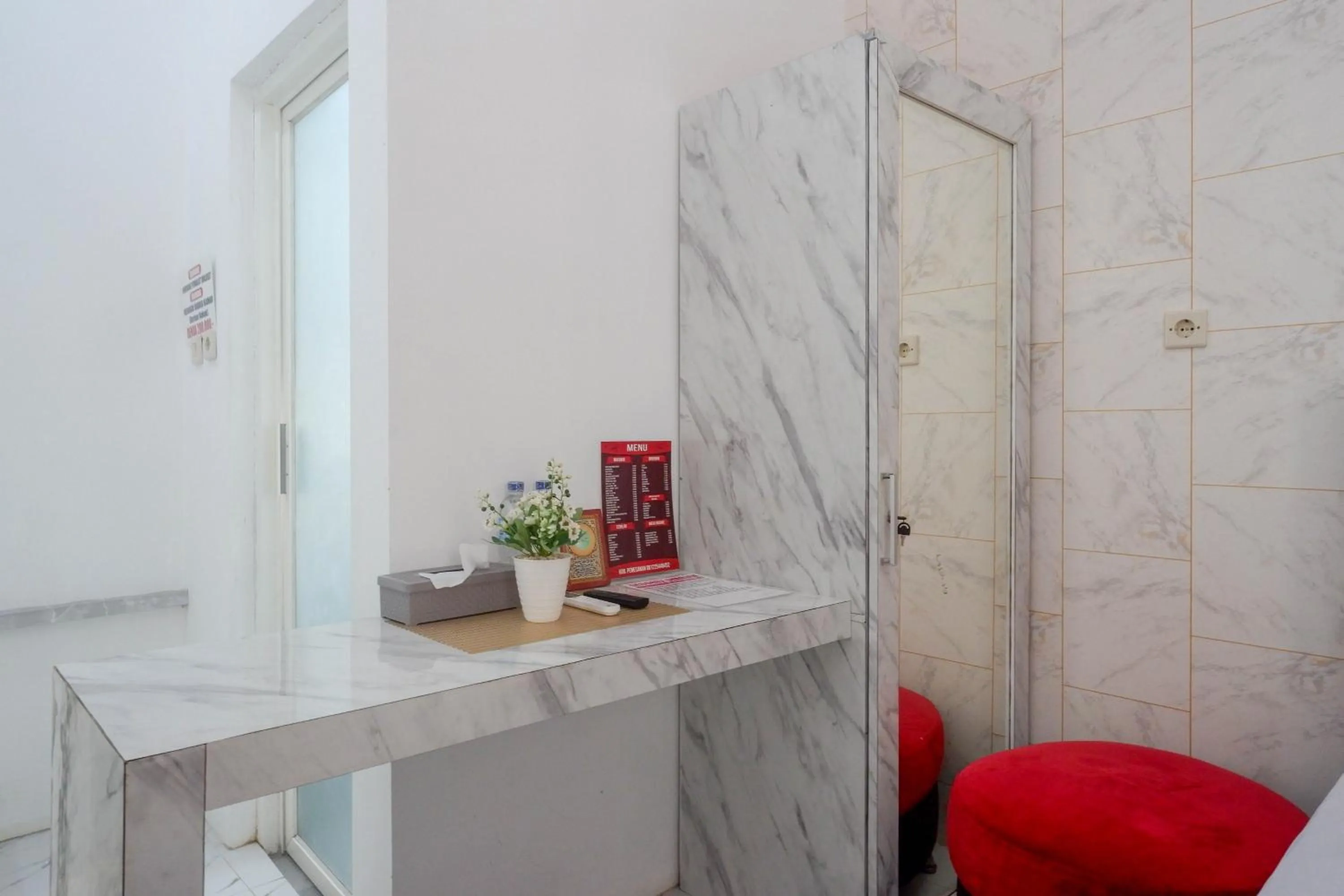 Bathroom in RedDoorz Syariah near Taruna Nusantara Magelang