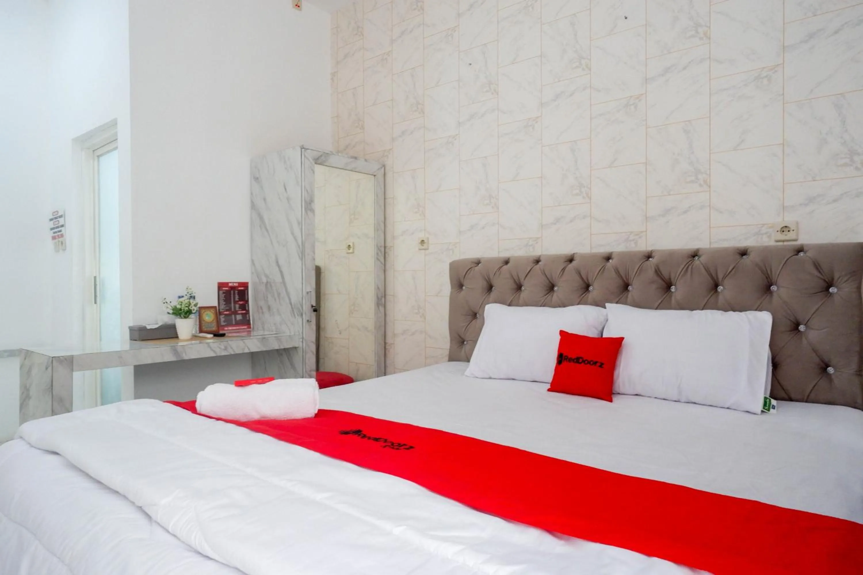 Bedroom, Bed in RedDoorz Syariah near Taruna Nusantara Magelang