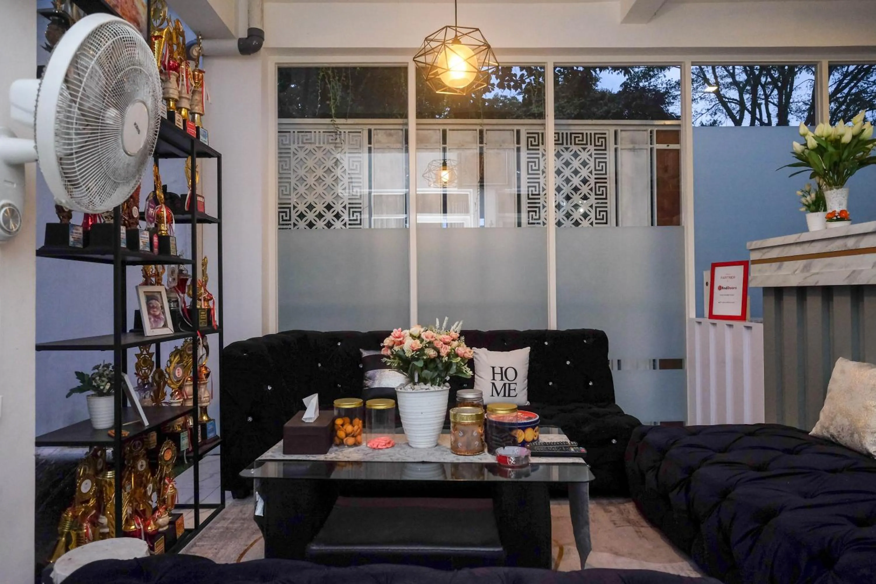 Seating area in RedDoorz Syariah near Taruna Nusantara Magelang