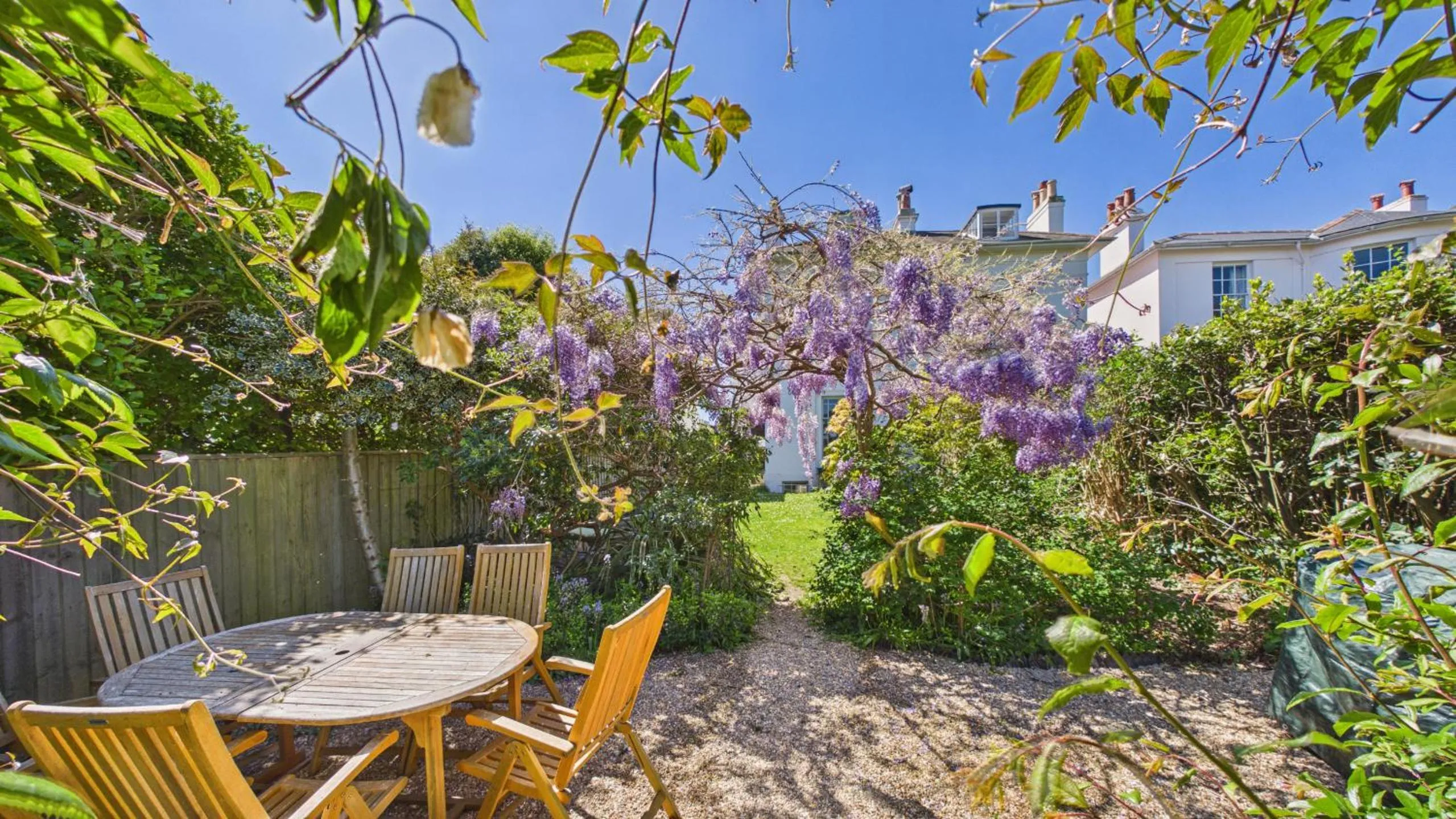 Arden Villa, sleeps 8, moments from the golden sandy beach of Ryde