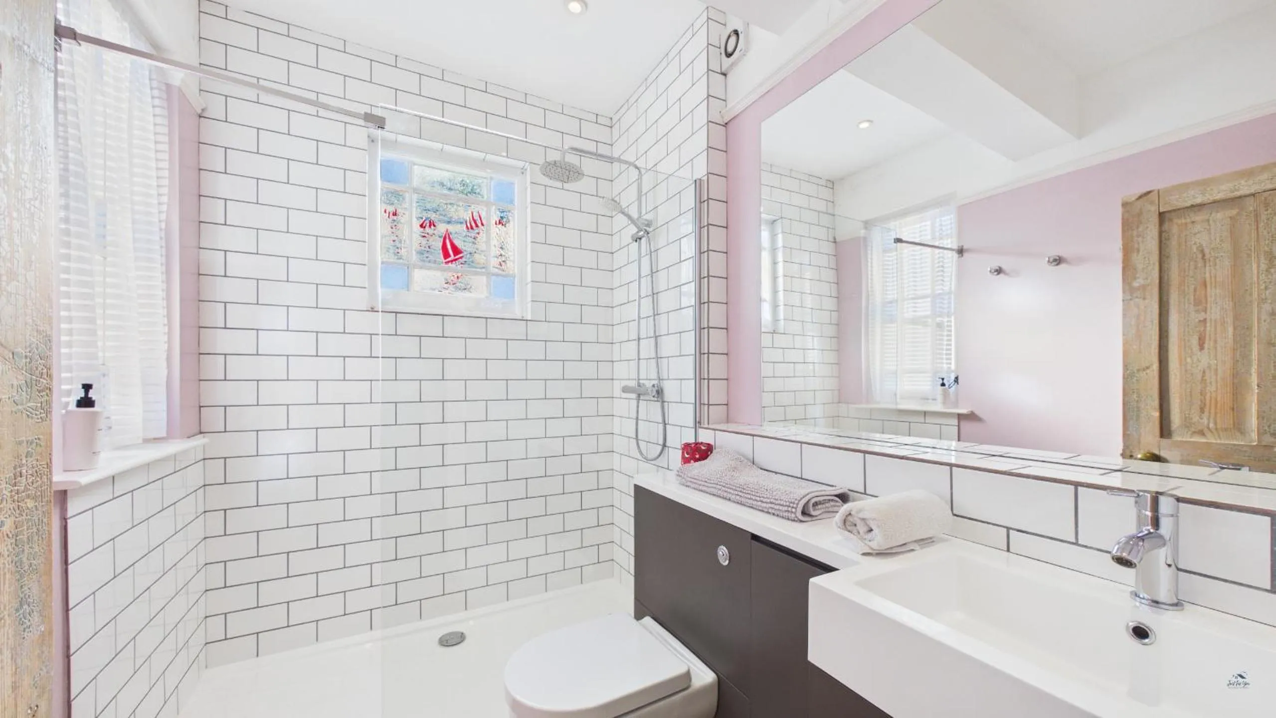 Bathroom in Arden Villa, sleeps 8, moments from the golden sandy beach of Ryde