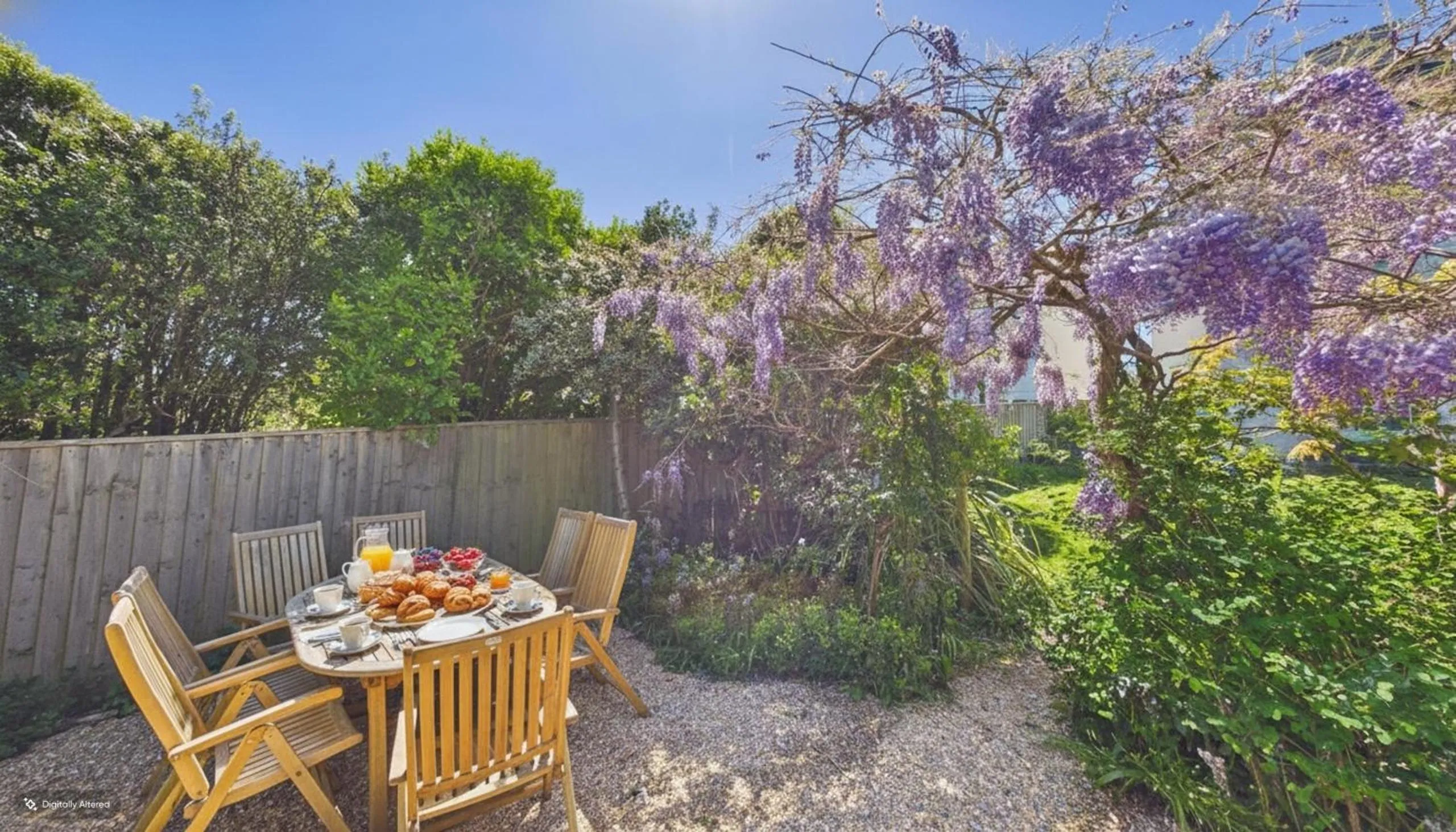 Arden Villa, sleeps 8, moments from the golden sandy beach of Ryde
