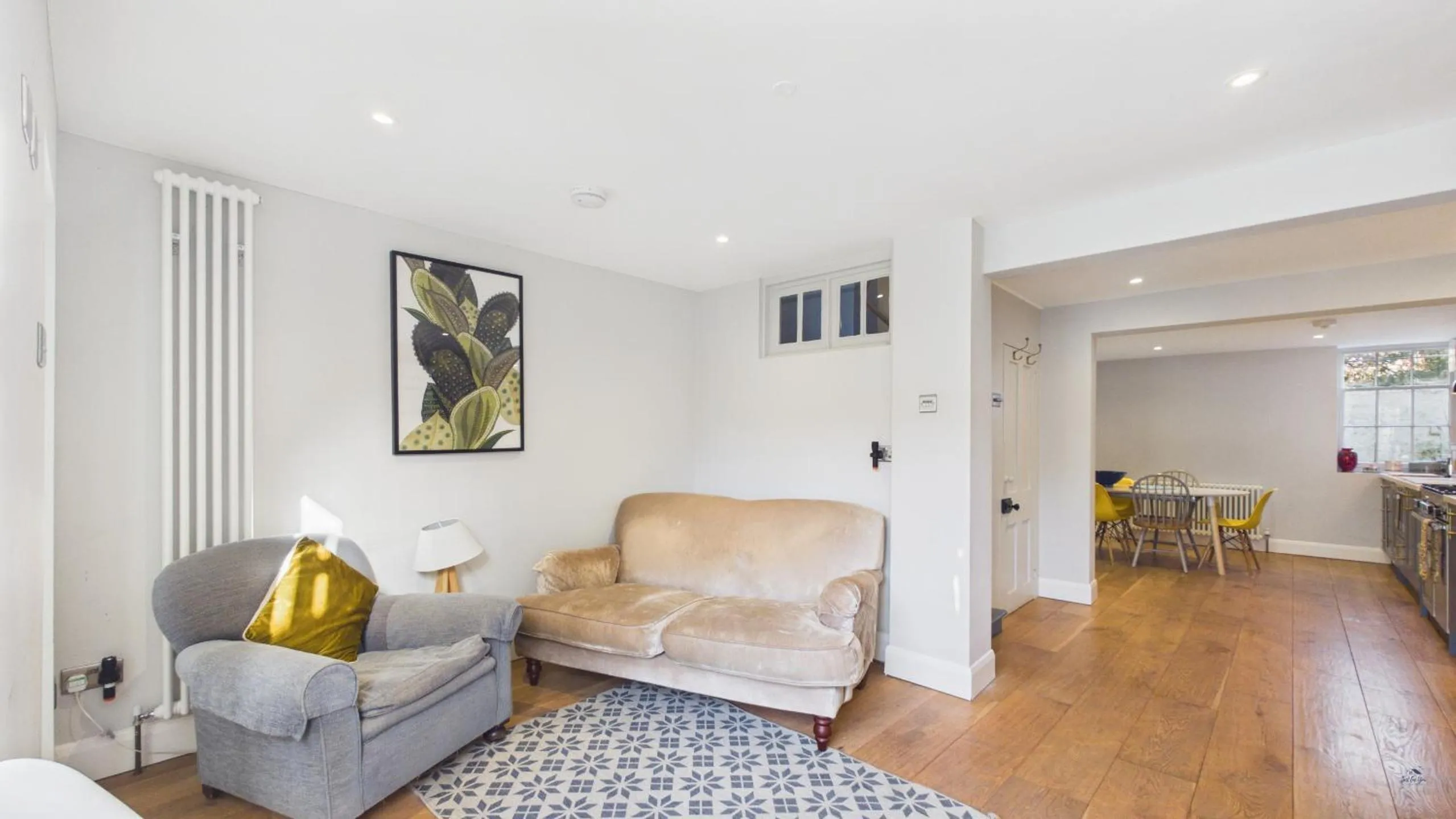 Kitchen or kitchenette in Arden Villa, sleeps 8, moments from the golden sandy beach of Ryde