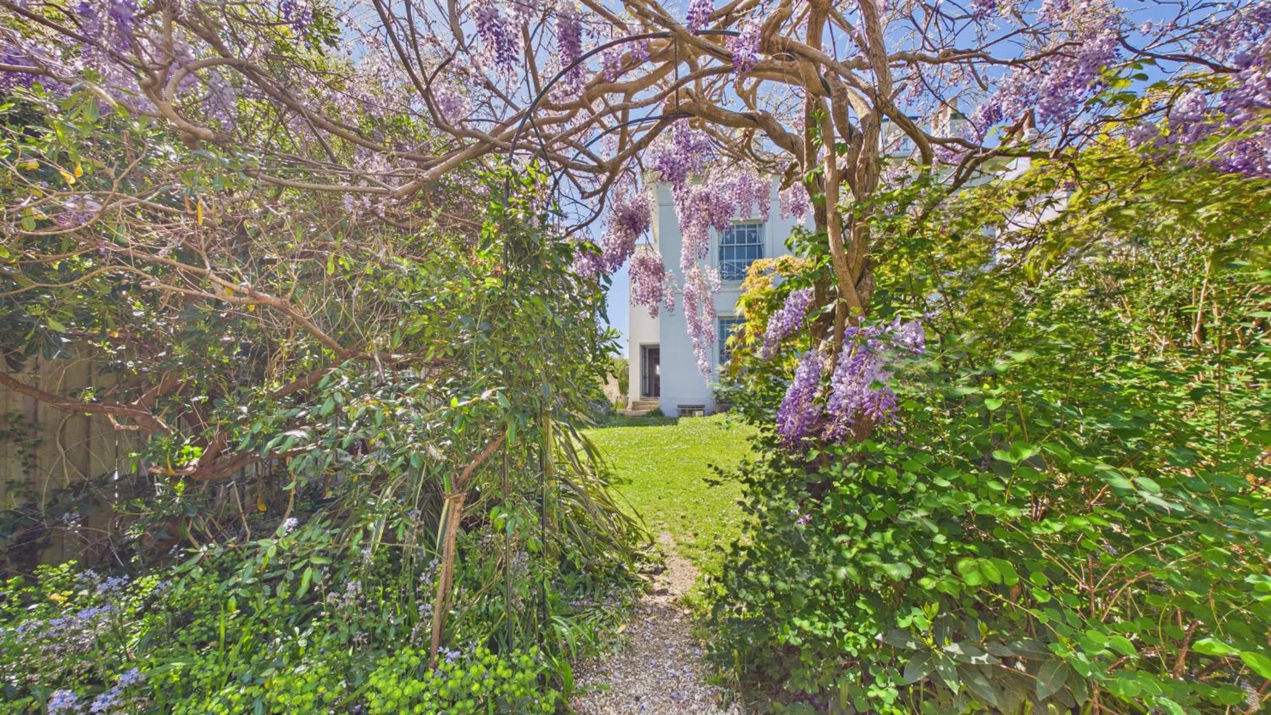 Arden Villa, sleeps 8, moments from the golden sandy beach of Ryde