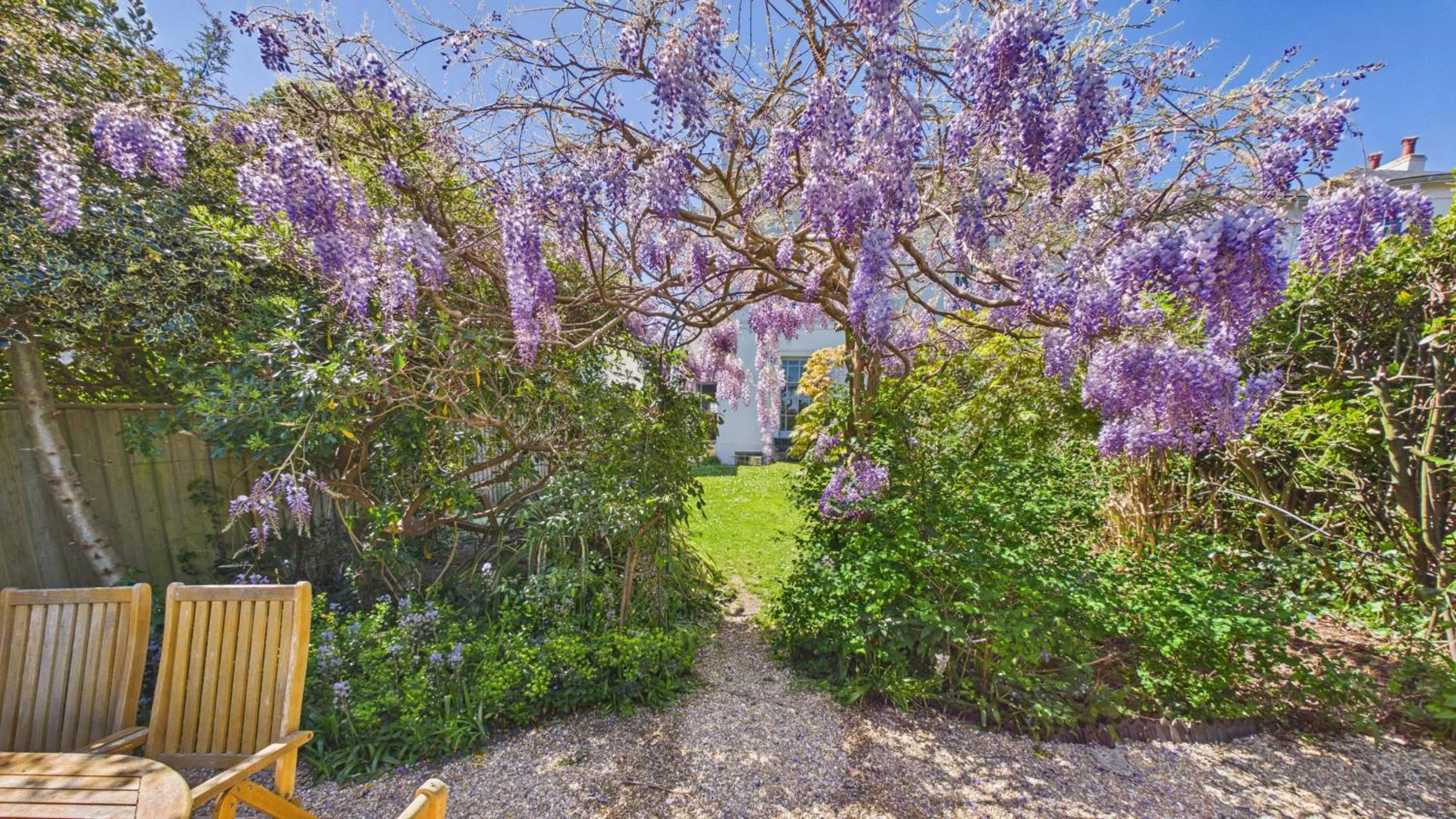 Arden Villa, sleeps 8, moments from the golden sandy beach of Ryde