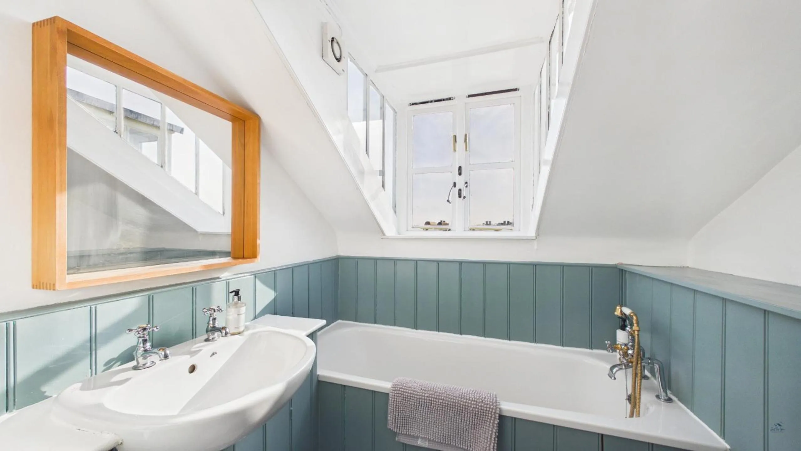 Bathroom in Arden Villa, sleeps 8, moments from the golden sandy beach of Ryde