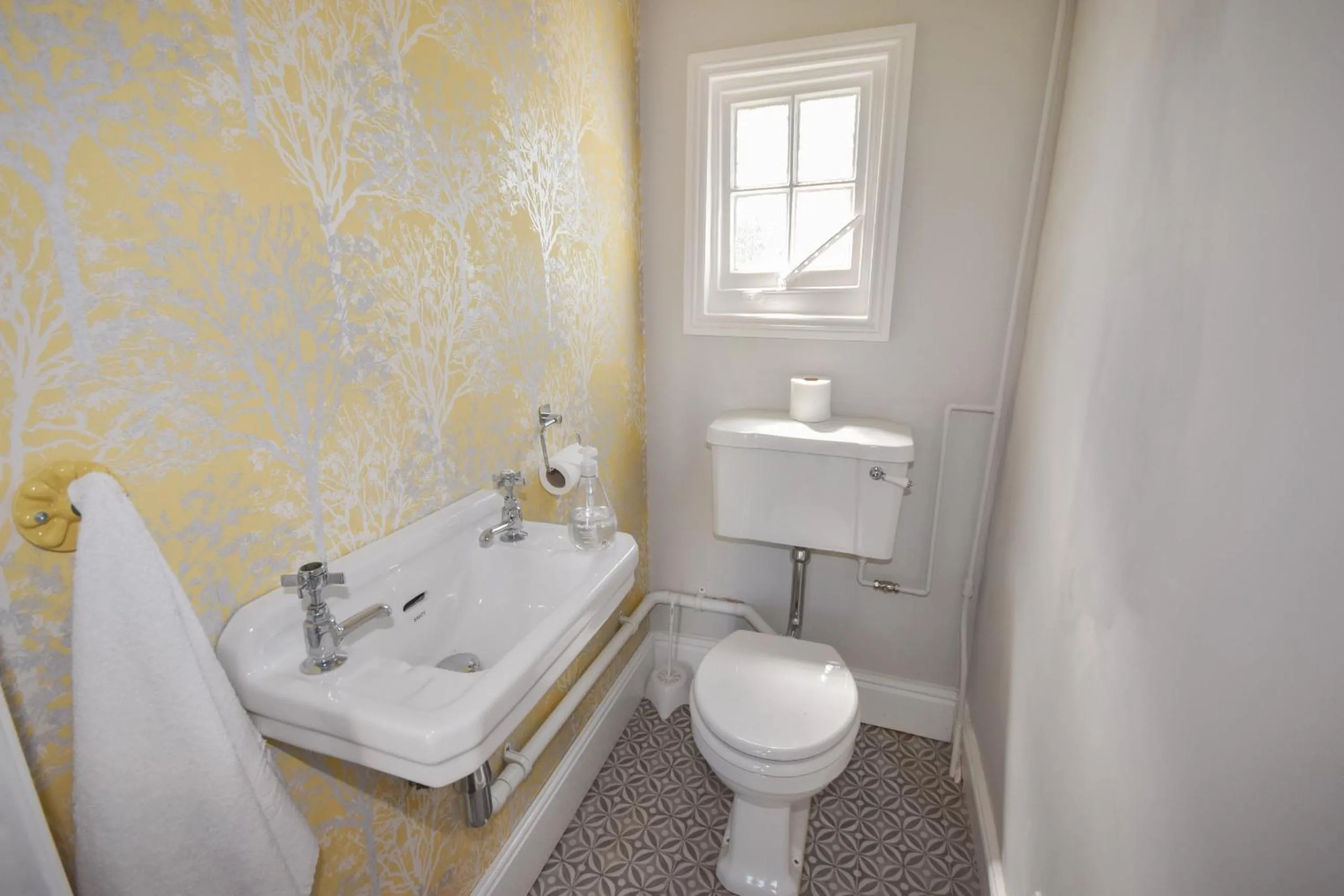 Bathroom in Arden Villa, sleeps 8, moments from the golden sandy beach of Ryde