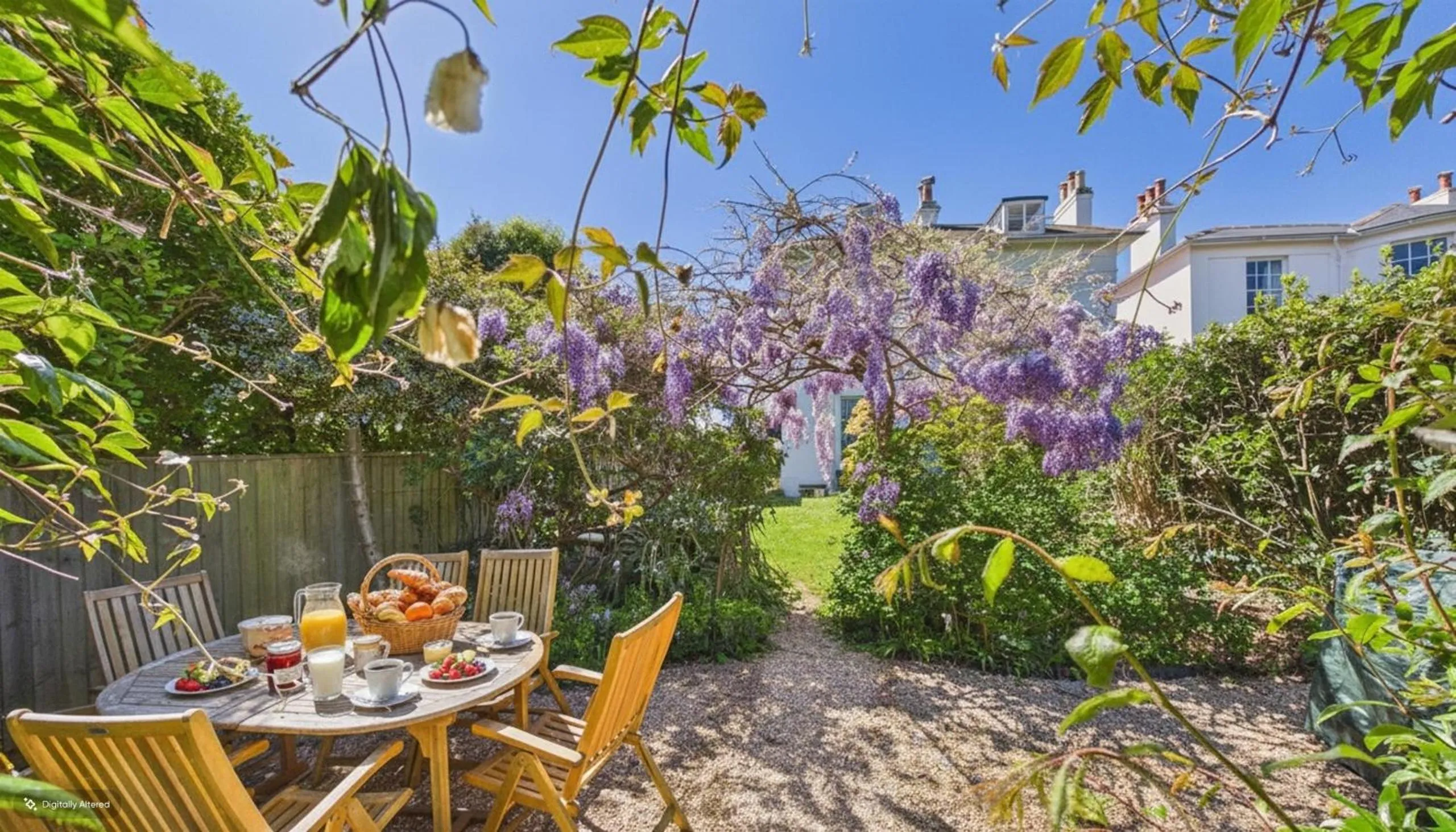 Arden Villa, sleeps 8, moments from the golden sandy beach of Ryde