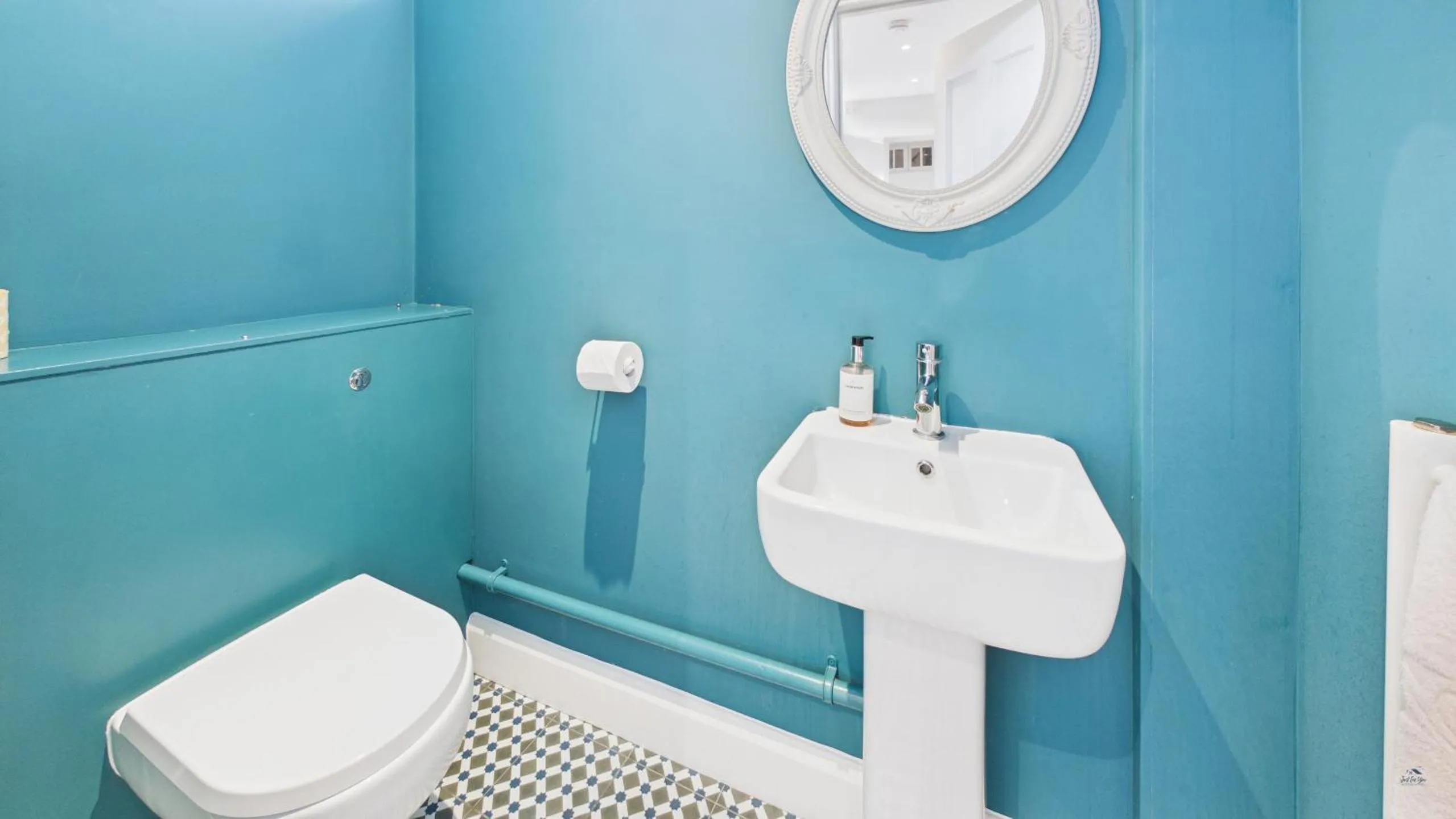 Bathroom in Arden Villa, sleeps 8, moments from the golden sandy beach of Ryde