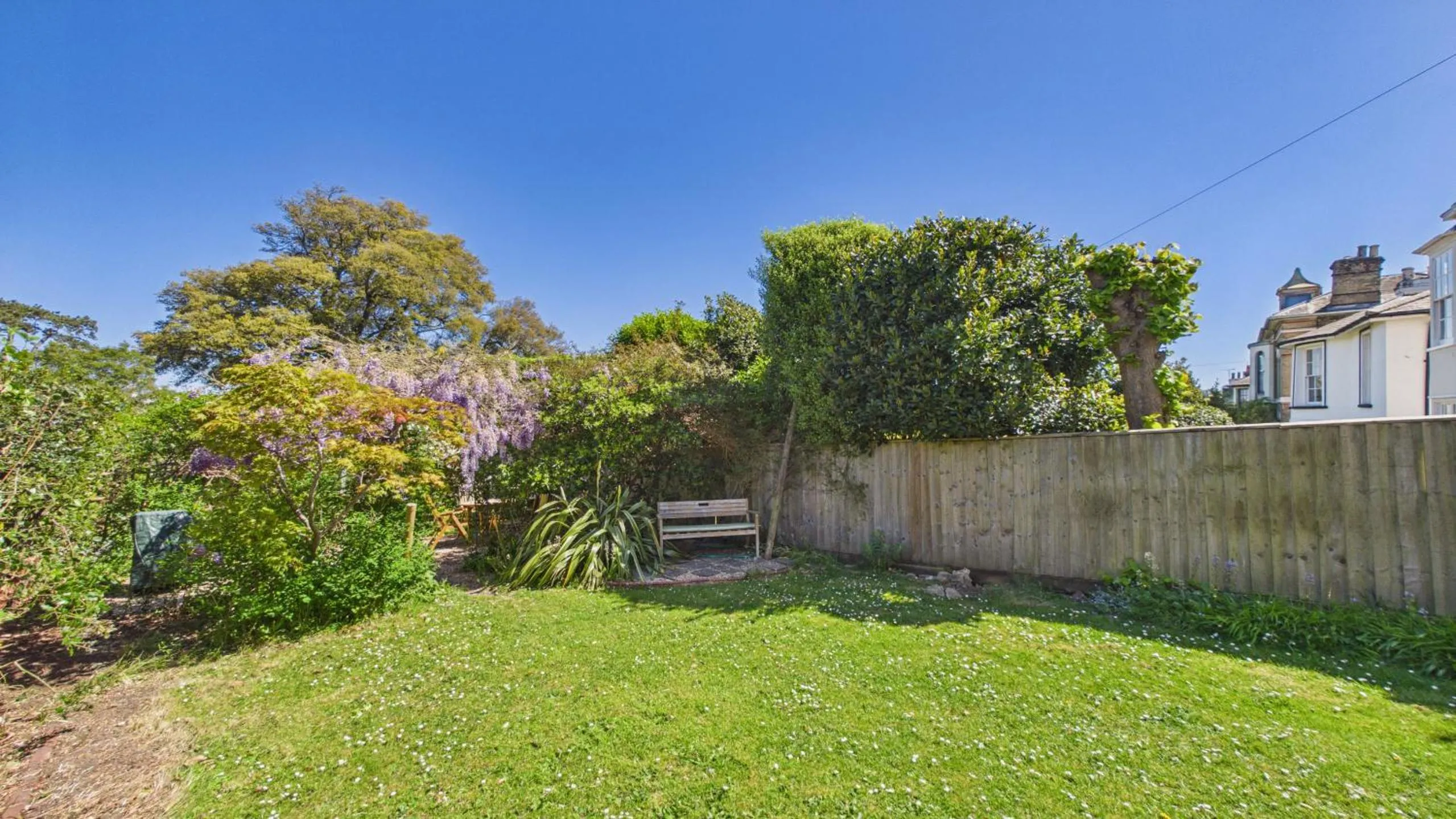 Arden Villa, sleeps 8, moments from the golden sandy beach of Ryde