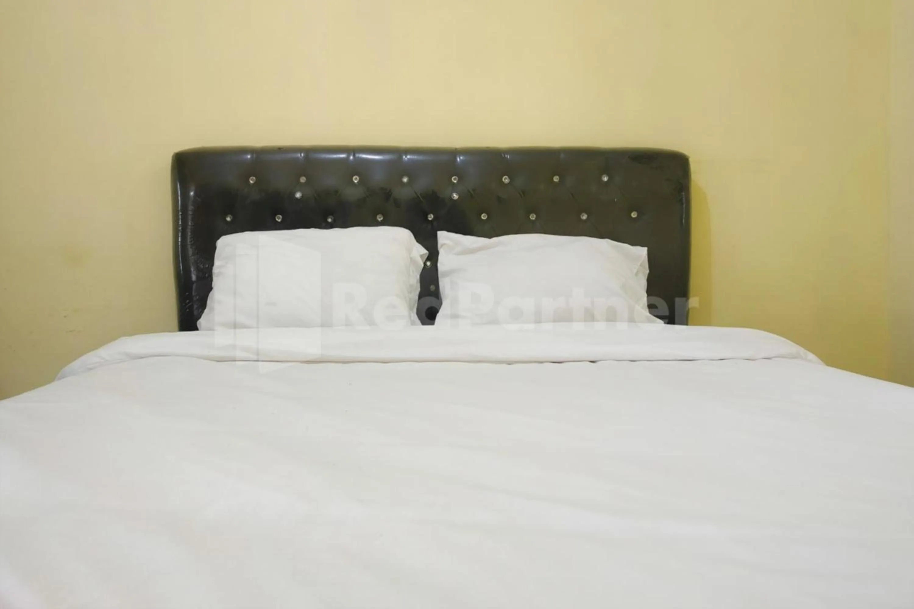 Bed in Ambarita Seaview RedPartner
