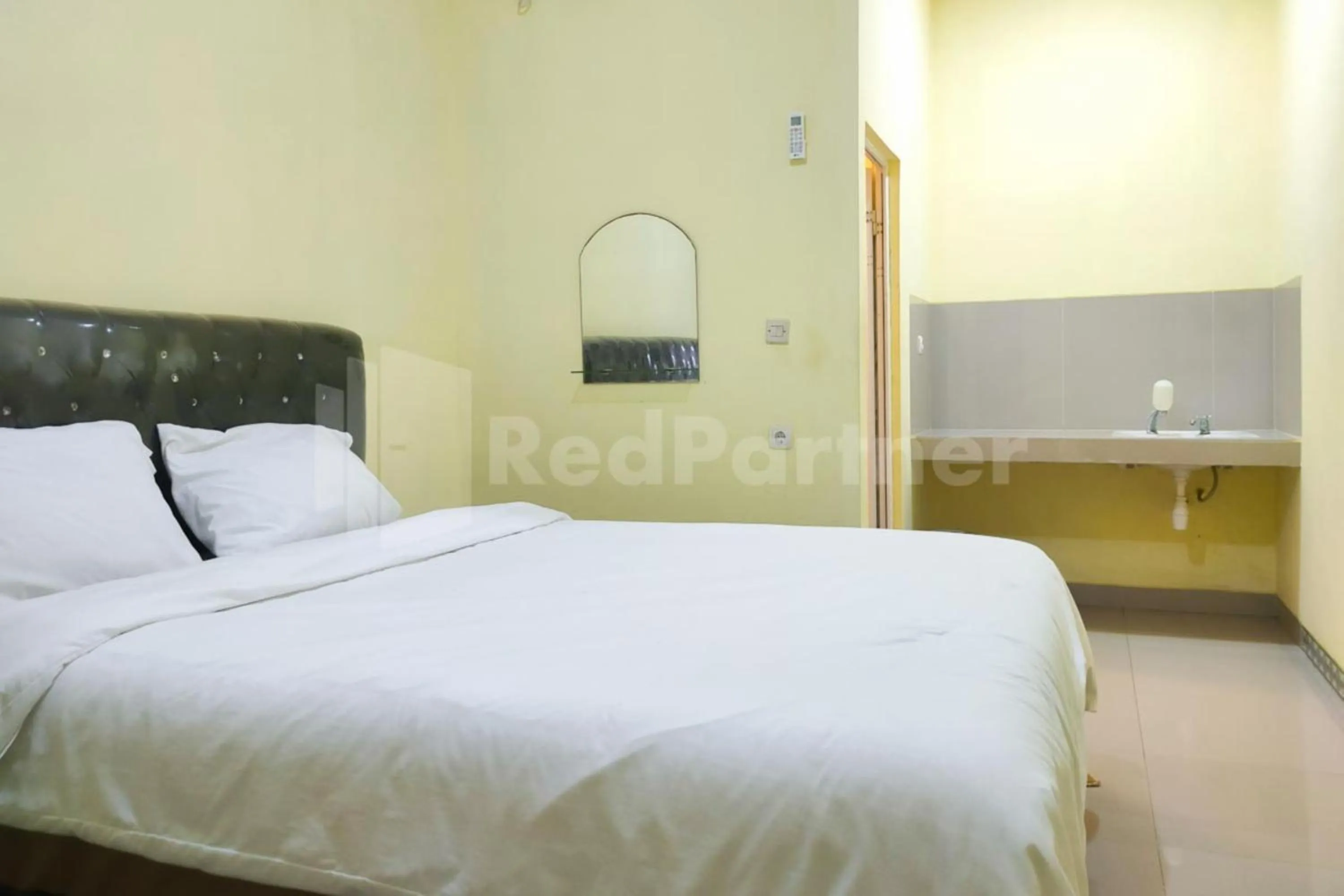 Bed in Ambarita Seaview RedPartner