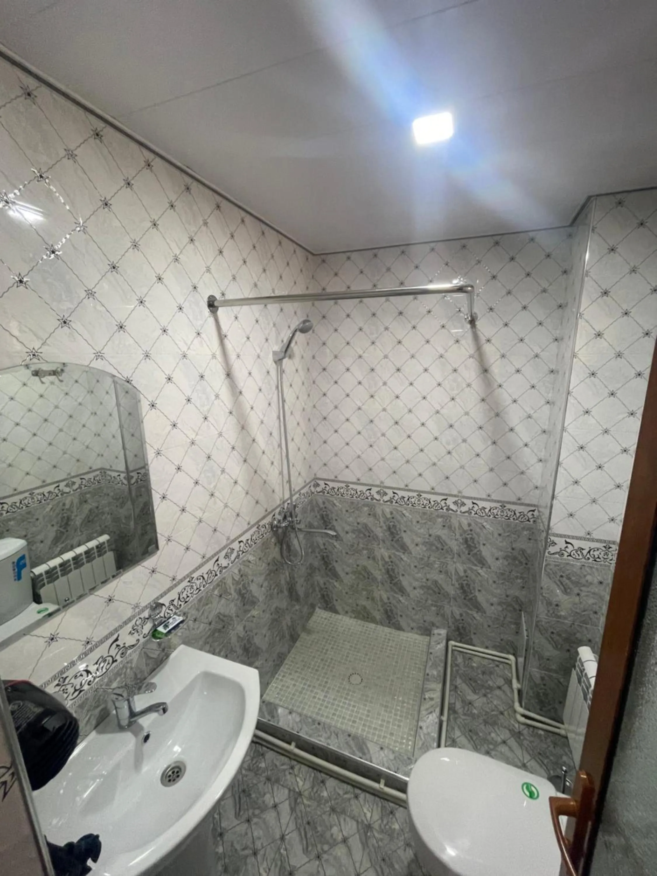 Shower in Hotel Samarkand Ali