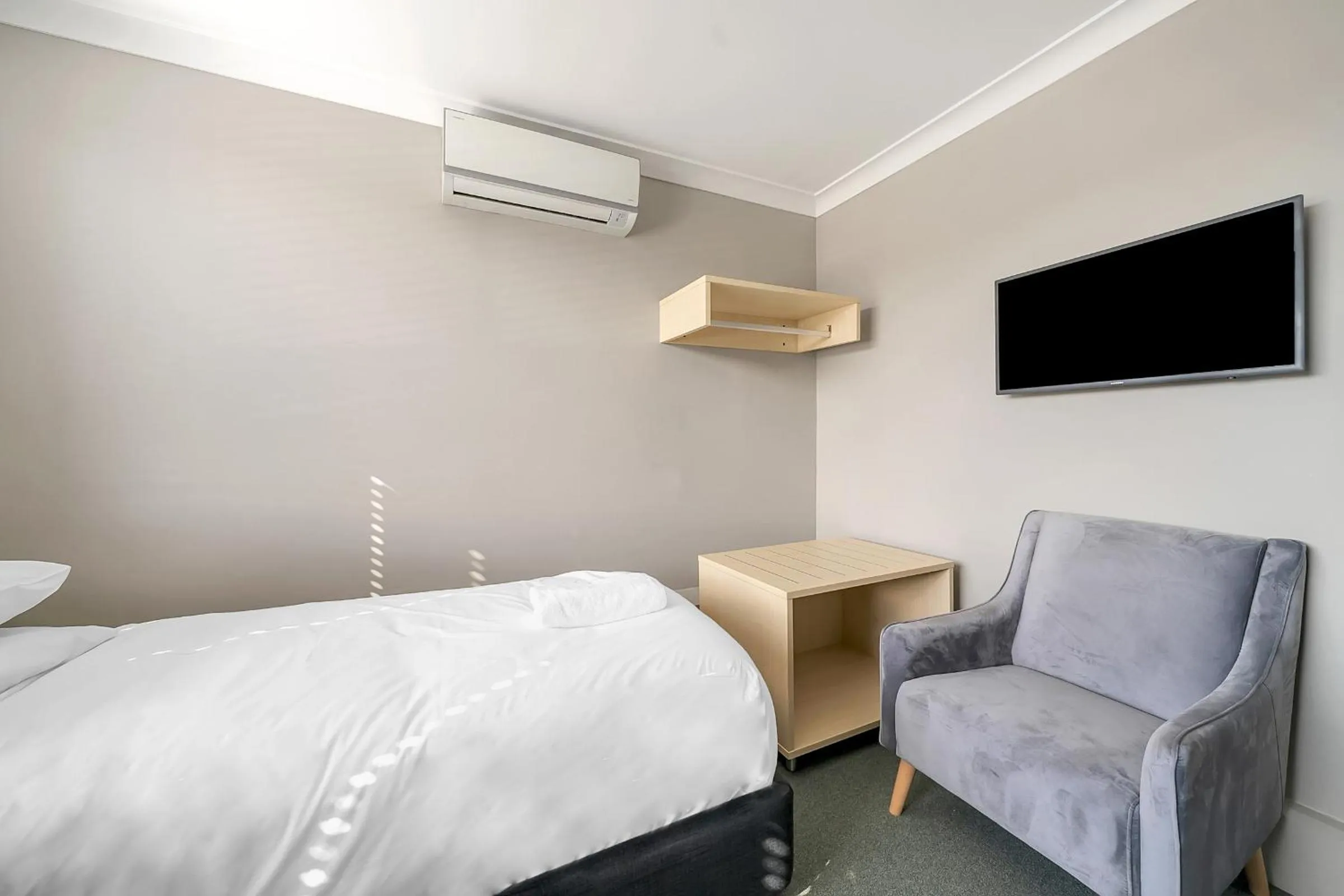 TV and multimedia, Bed in Illinois Hotel