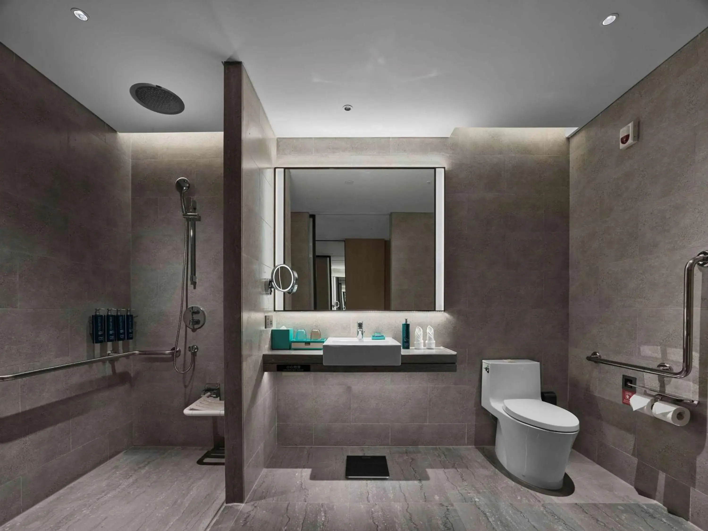 Bathroom in Doubletree By Hilton Taizhou Shenxianju Bathroom in Doubletree By Hilton Taizhou Shenxianju