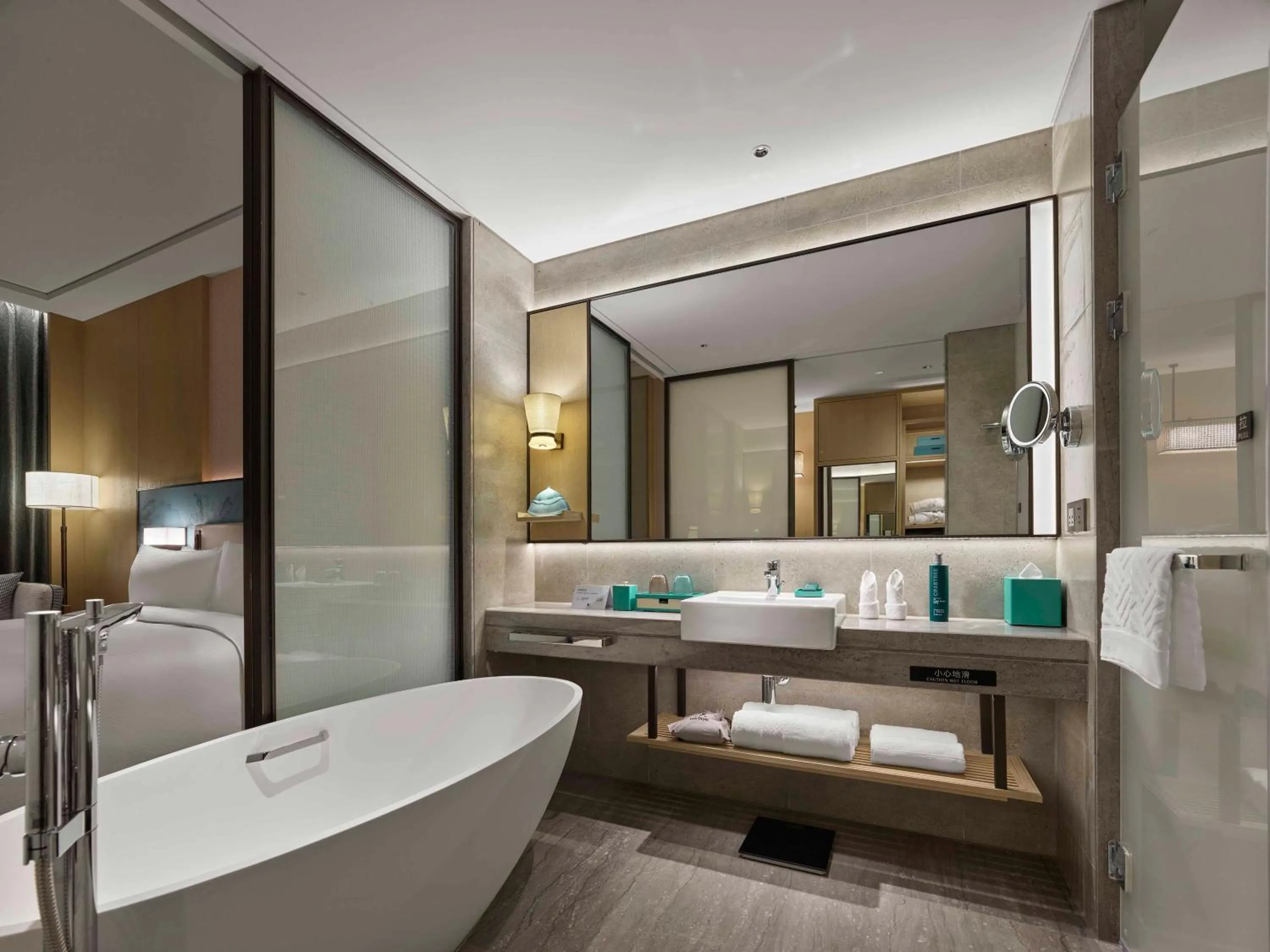 Toilet, Bed in Doubletree By Hilton Taizhou Shenxianju