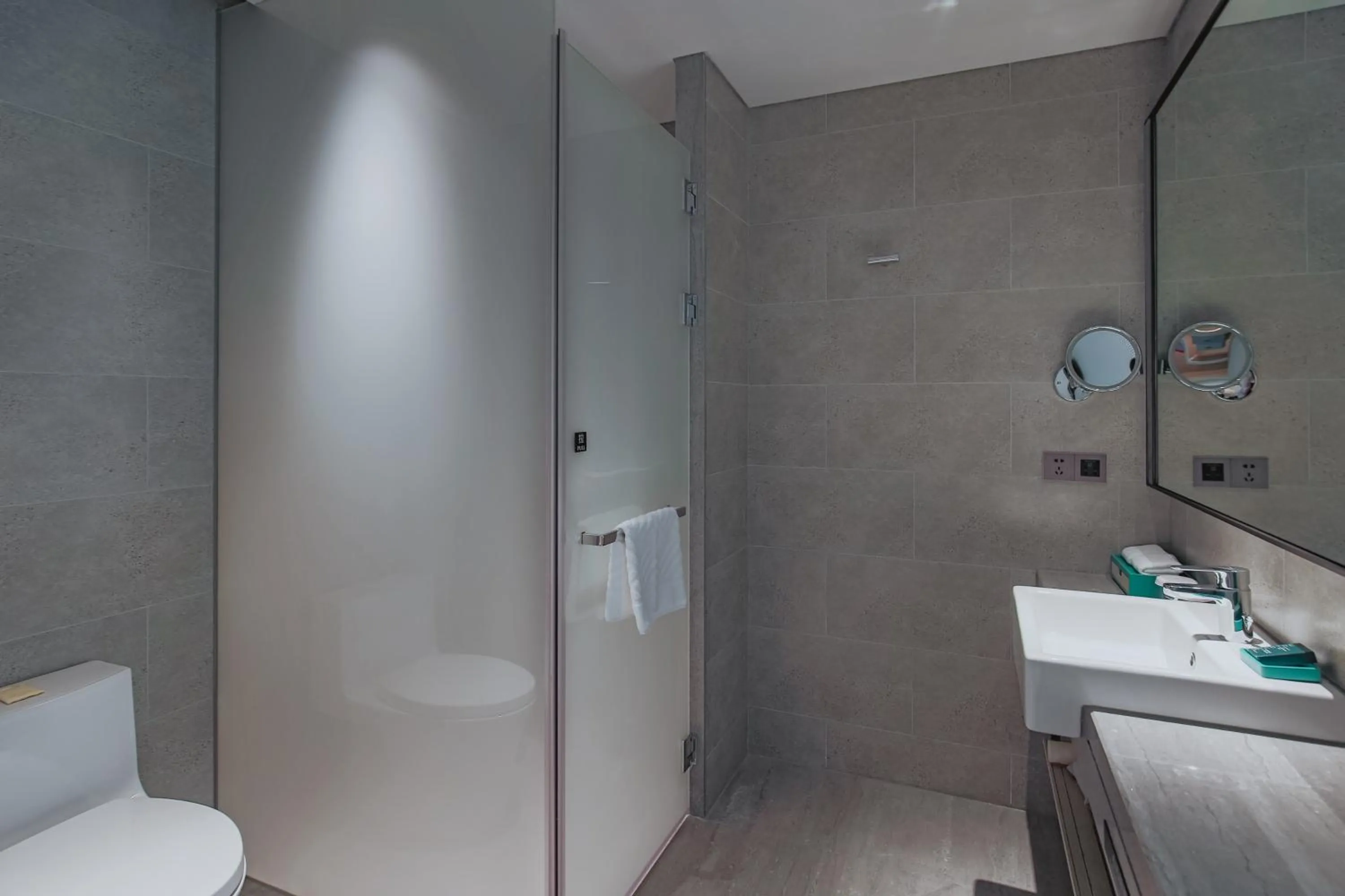 Bathroom in Doubletree By Hilton Taizhou Shenxianju