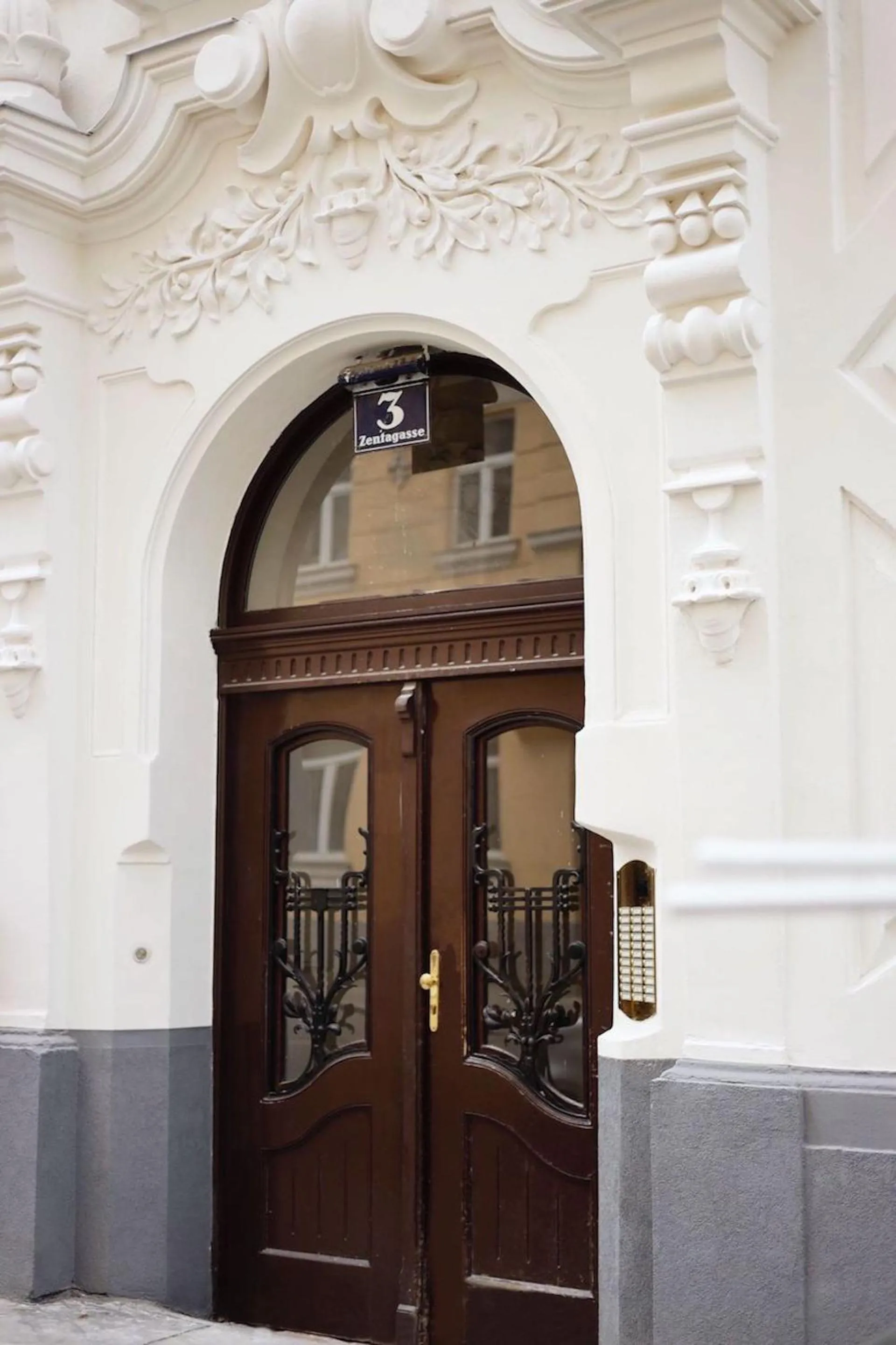 Facade/entrance in HeyMi Apartments Zentagasse
