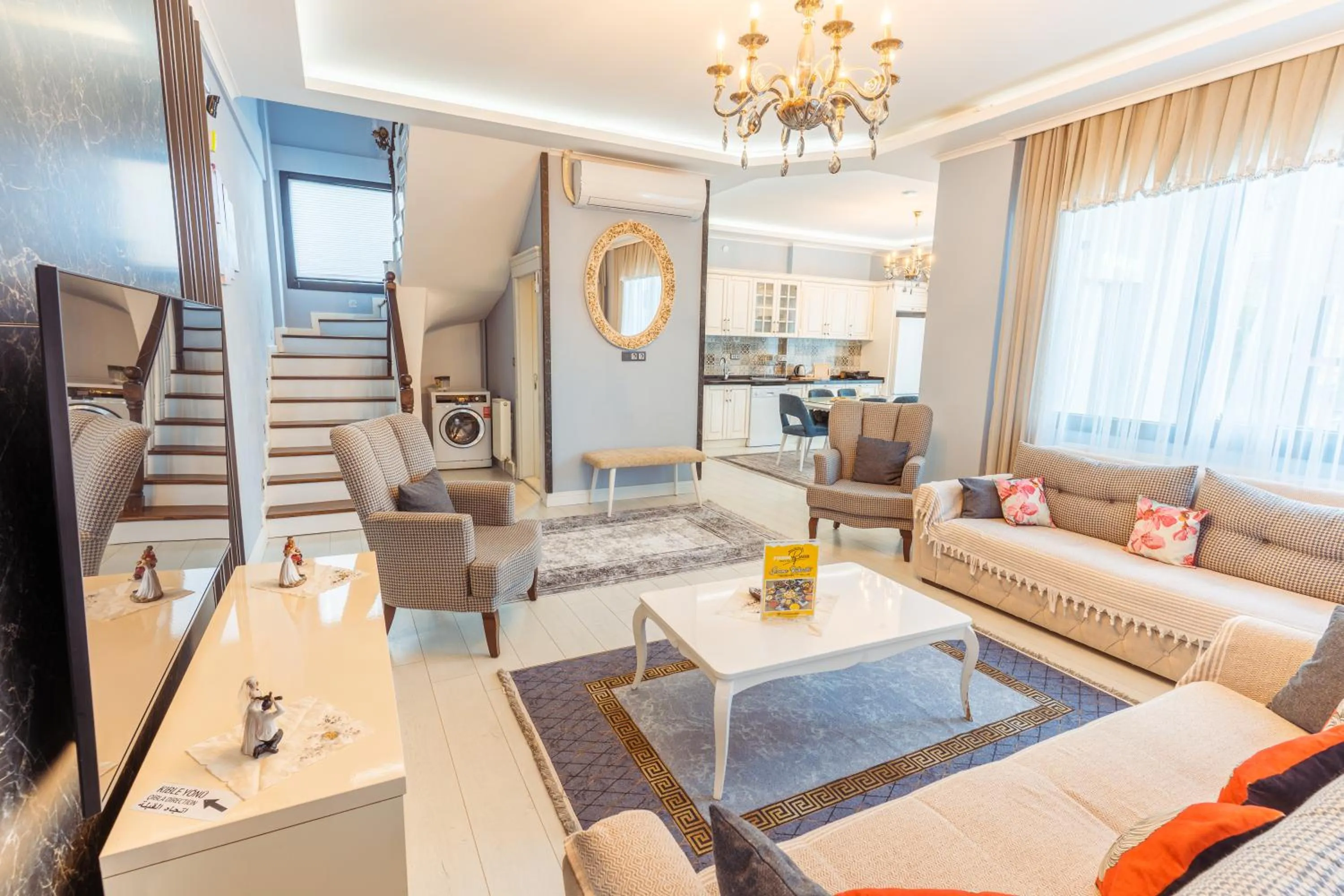 Seating area in POISON GARDEN SUİTE