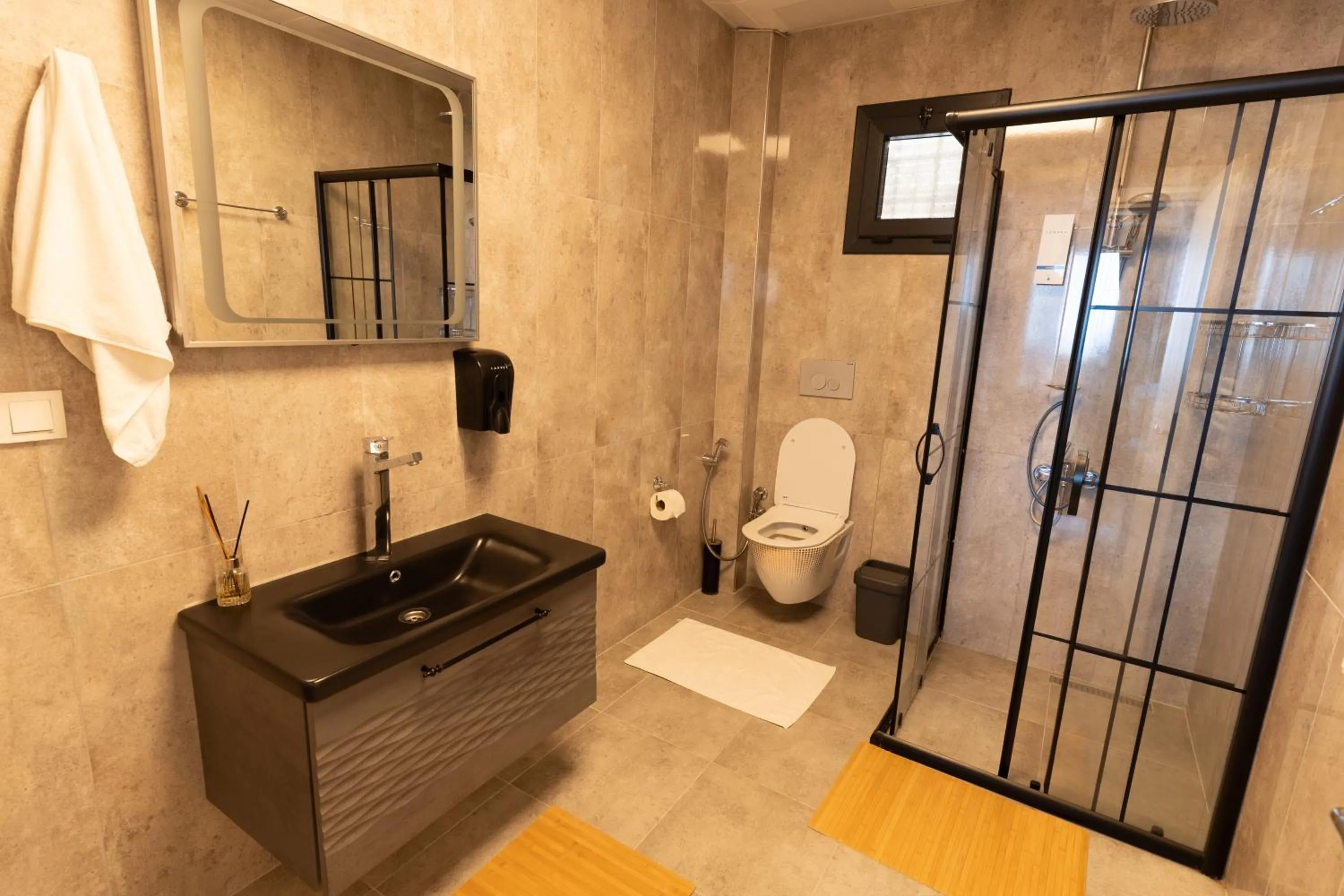 Shower in POISON GARDEN SUİTE