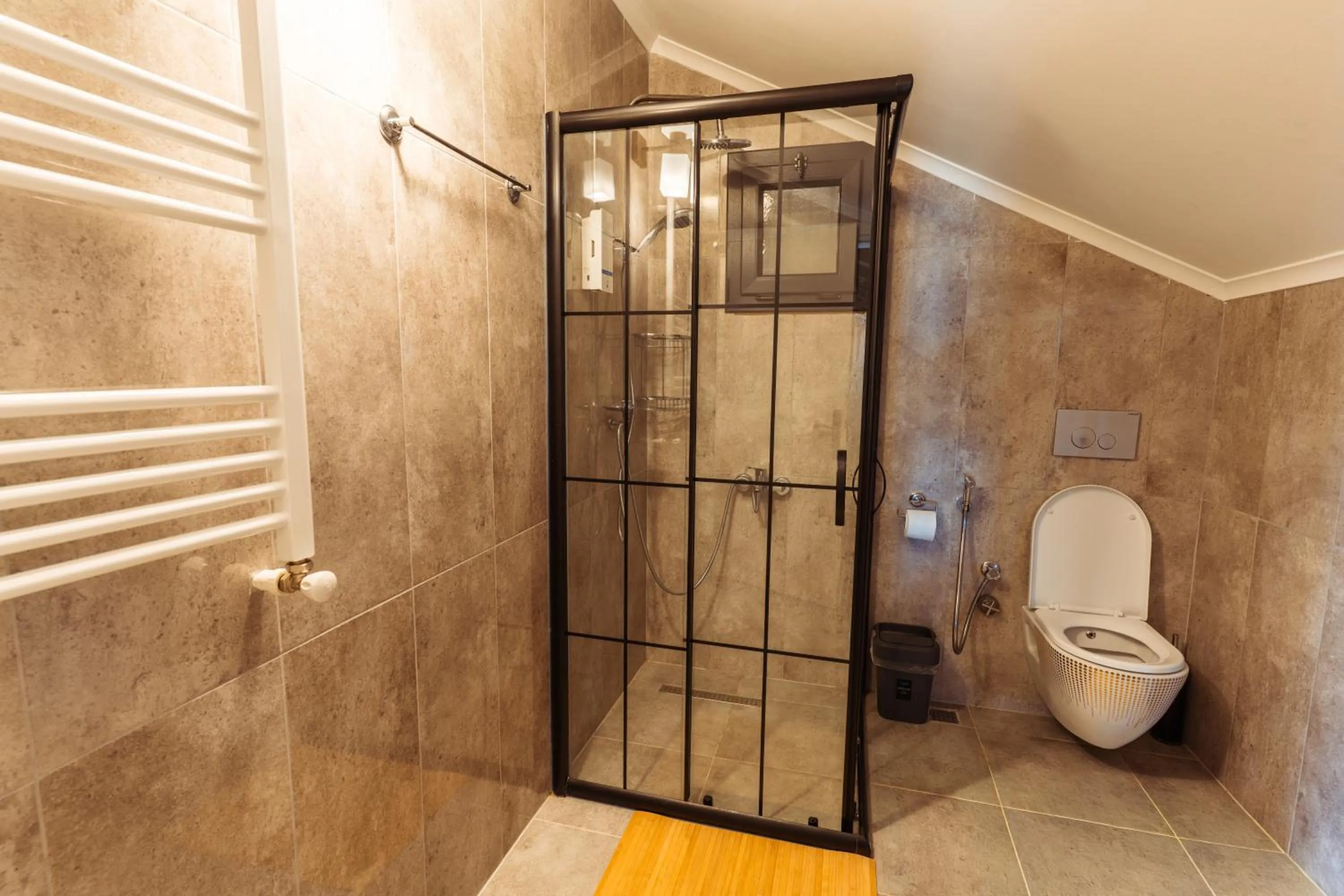 Shower in POISON GARDEN SUİTE