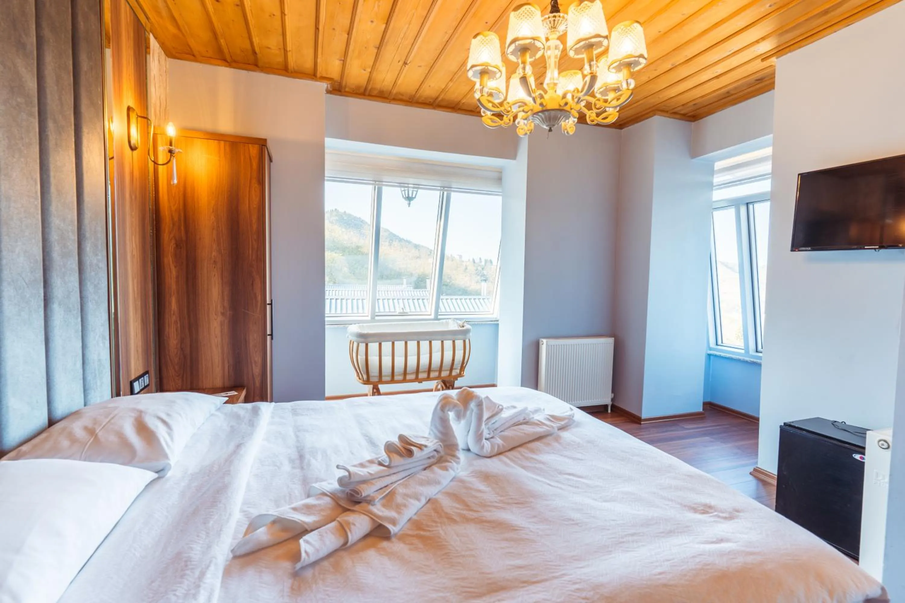 Communal lounge/ TV room in POISON GARDEN SUİTE