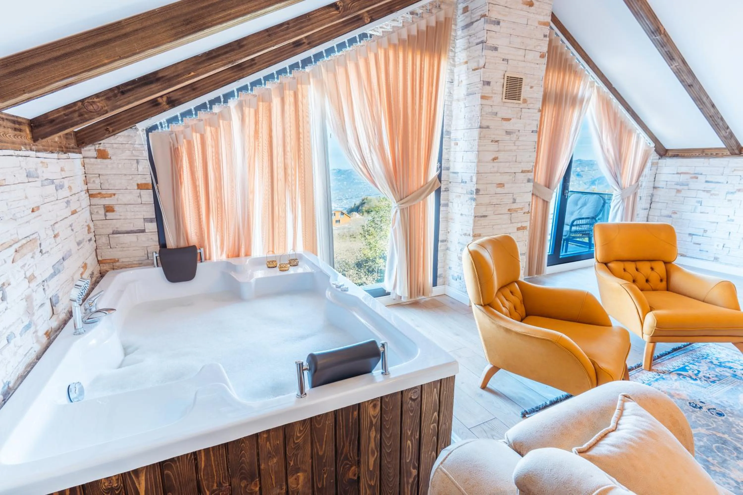 Hot Tub in POISON GARDEN SUİTE