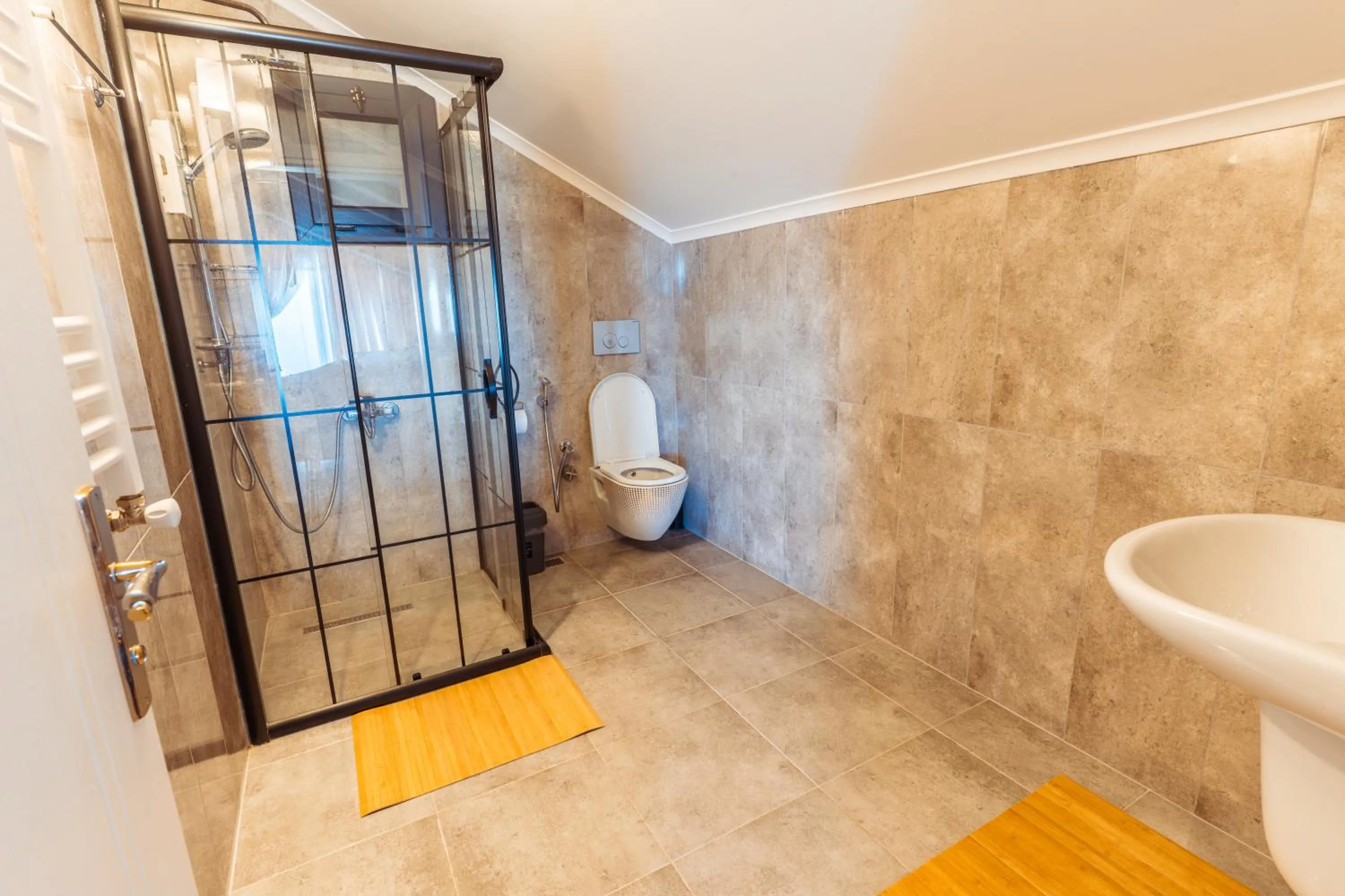 Shower in POISON GARDEN SUİTE