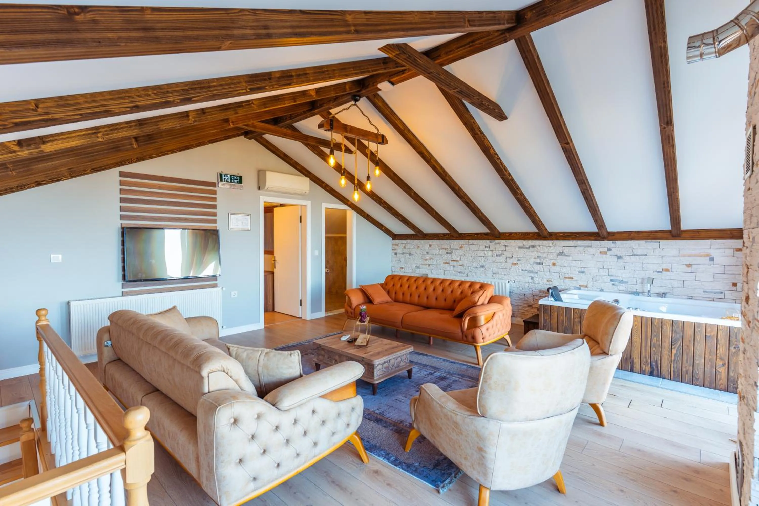 Communal lounge/ TV room in POISON GARDEN SUİTE