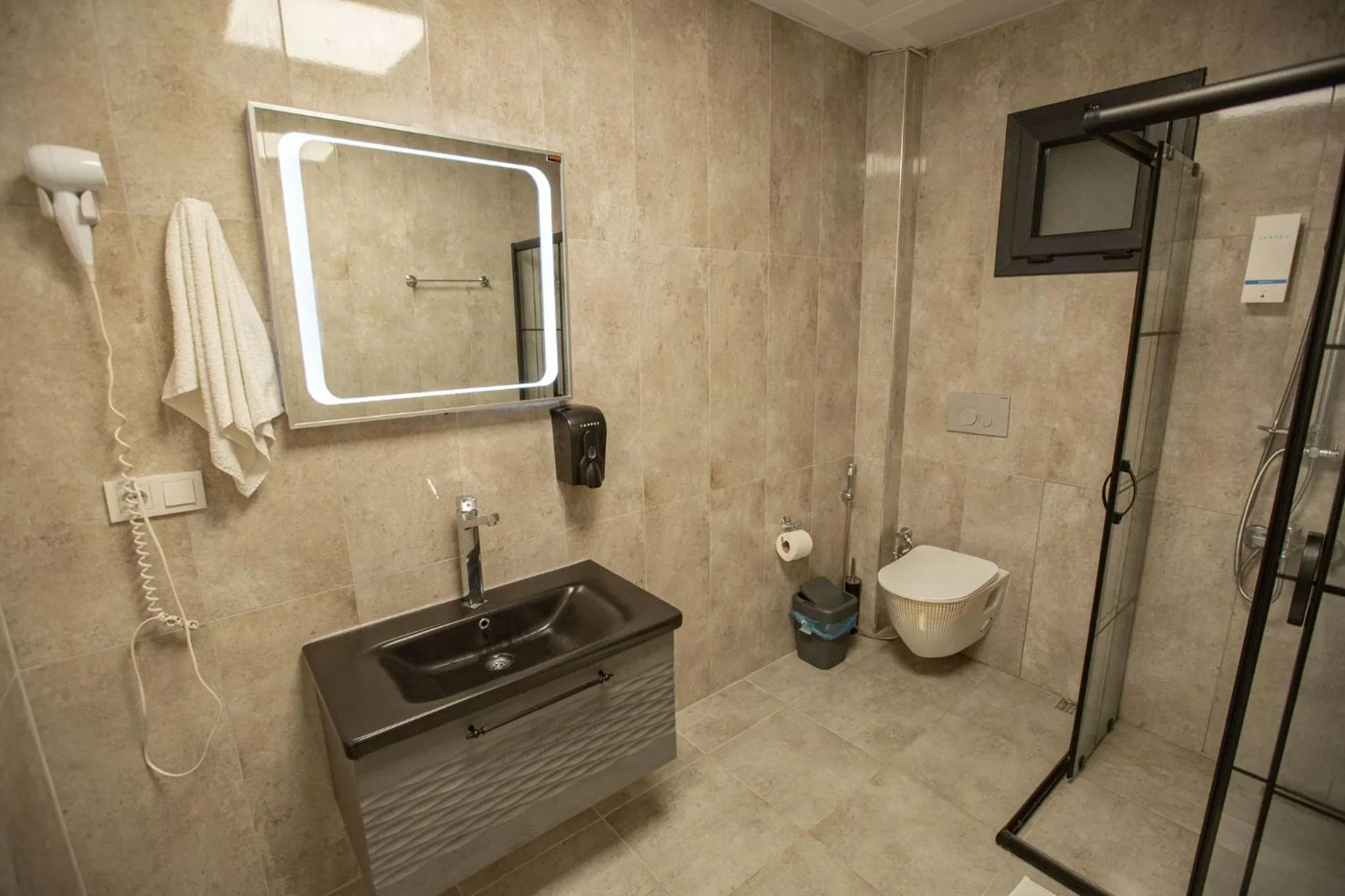 Shower in POISON GARDEN SUİTE