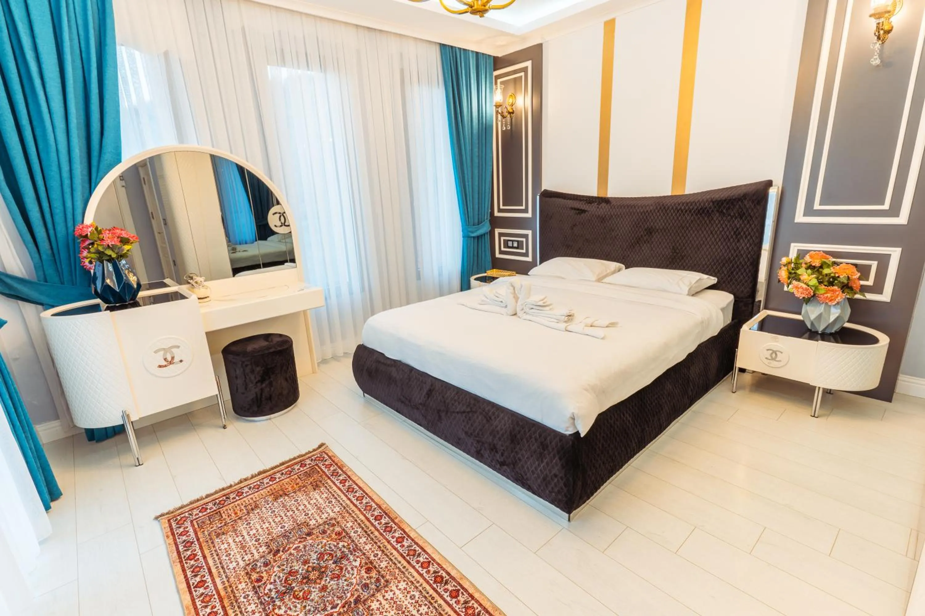 Seating area in POISON GARDEN SUİTE