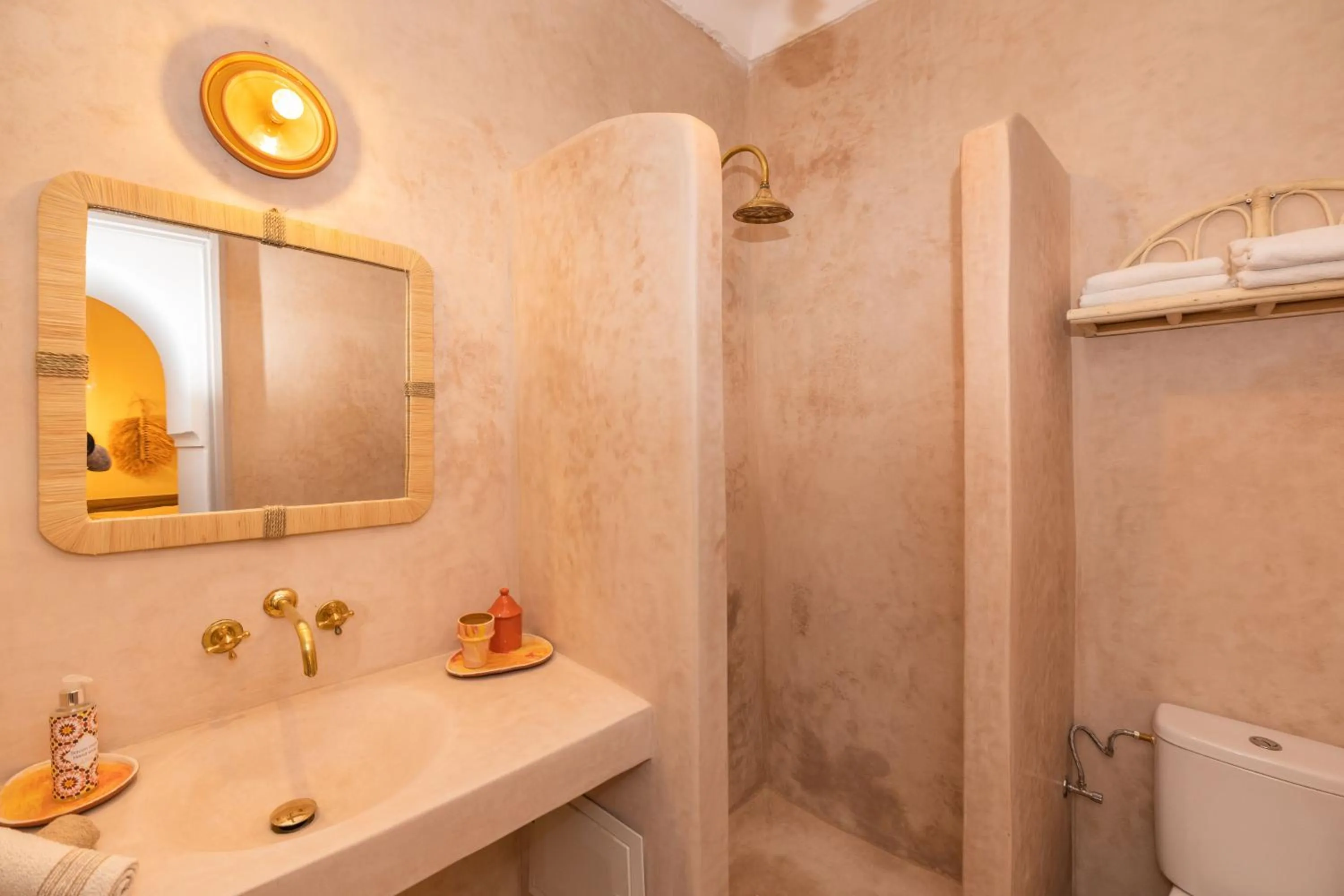 Shower in Riad Tizou