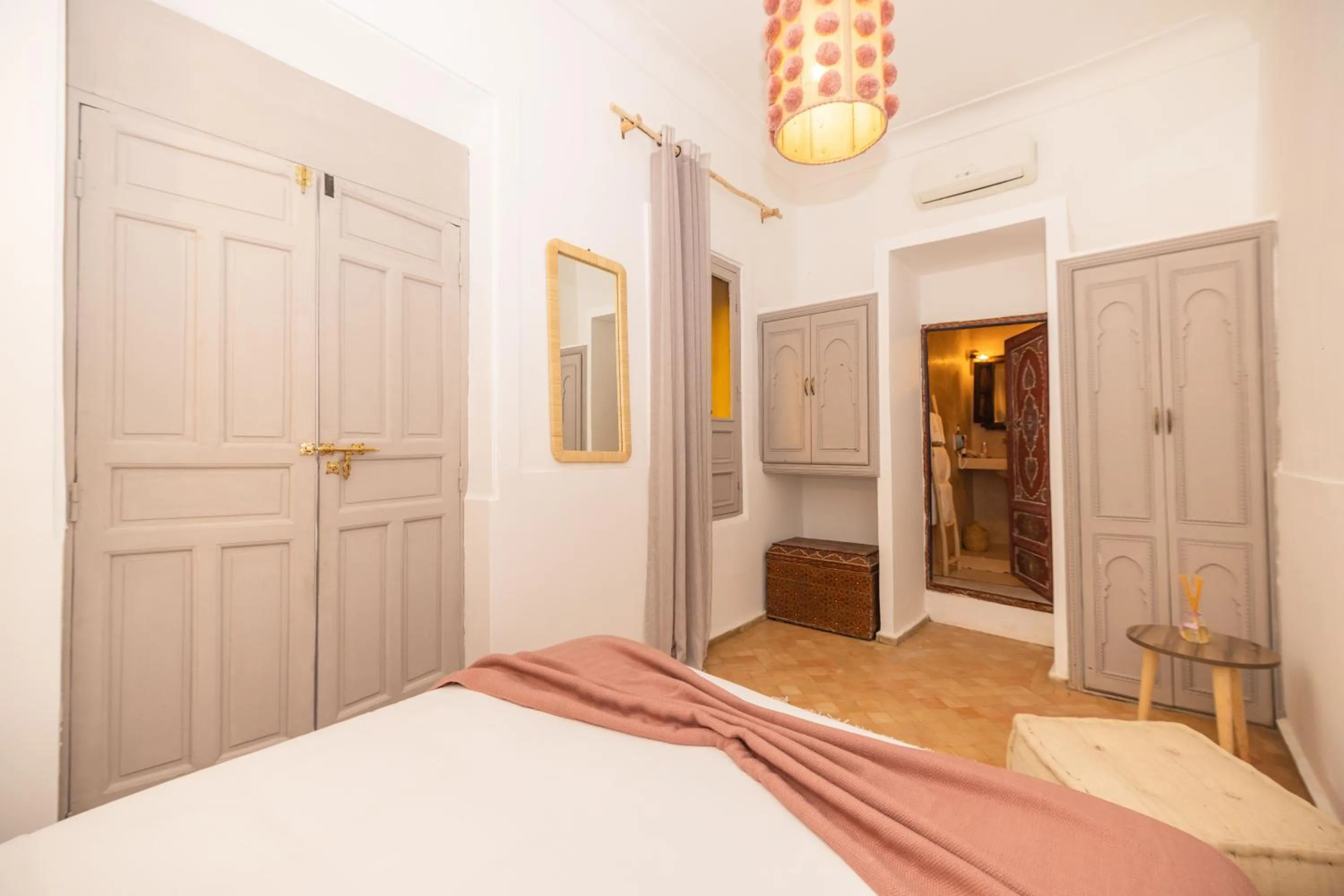 Photo of the whole room, Bed in Riad Tizou