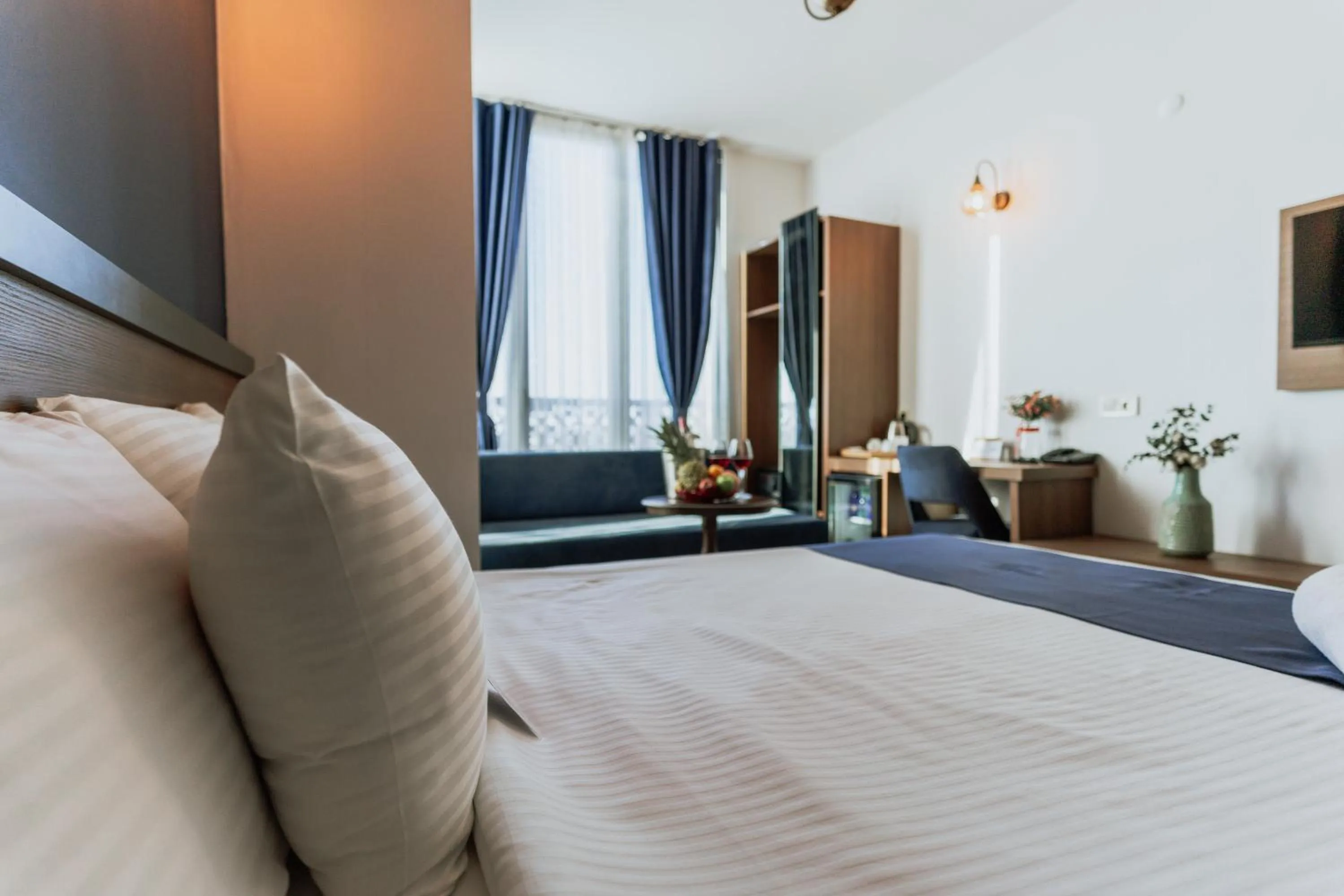 Living room, Bed in The Rest Port Hotel