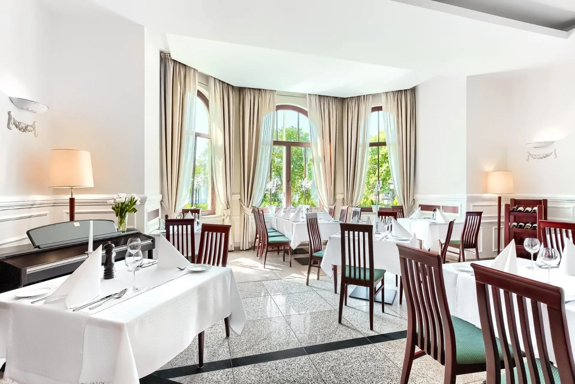 Restaurant/places to eat in Hotel Atrium