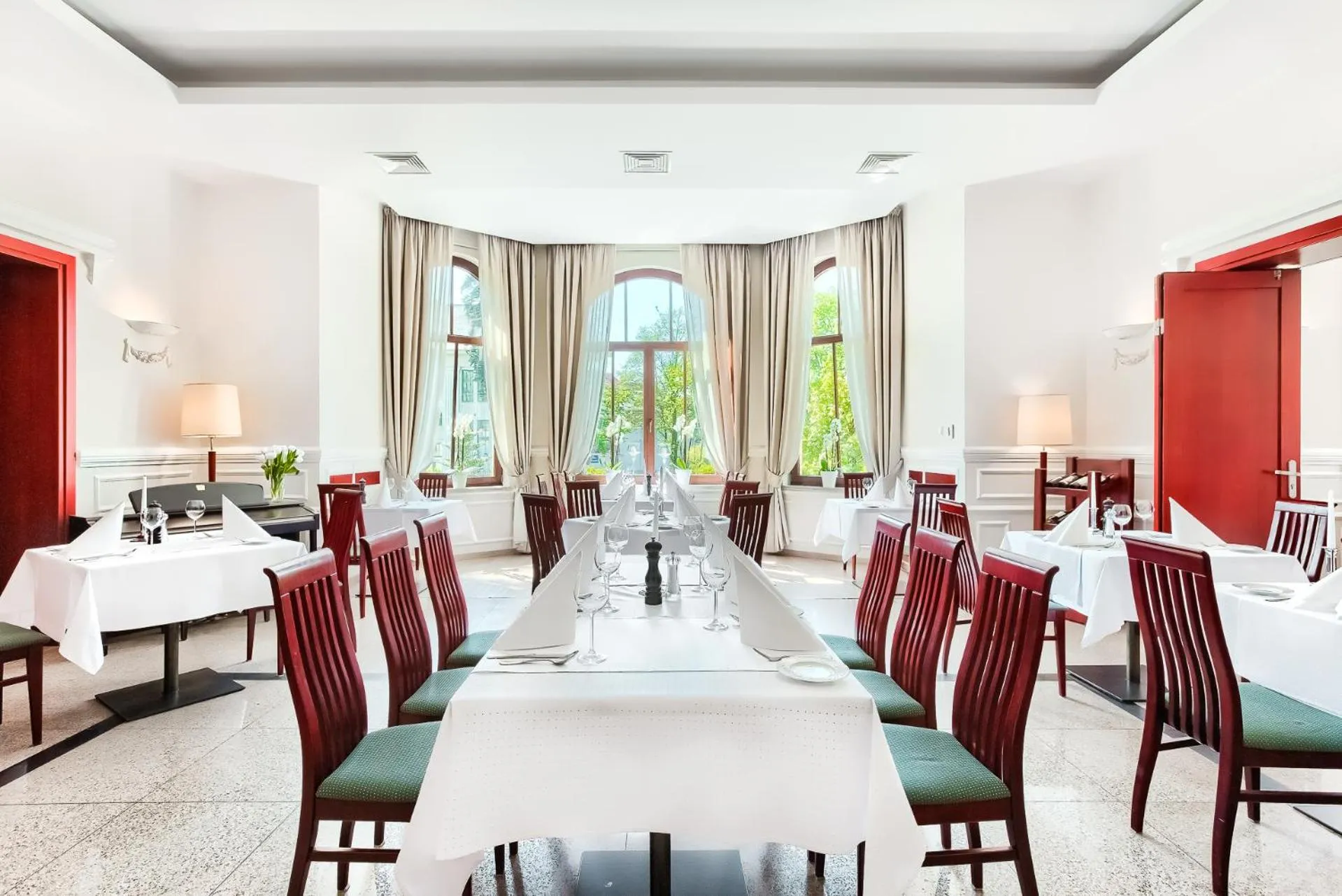 Restaurant/places to eat in Hotel Atrium