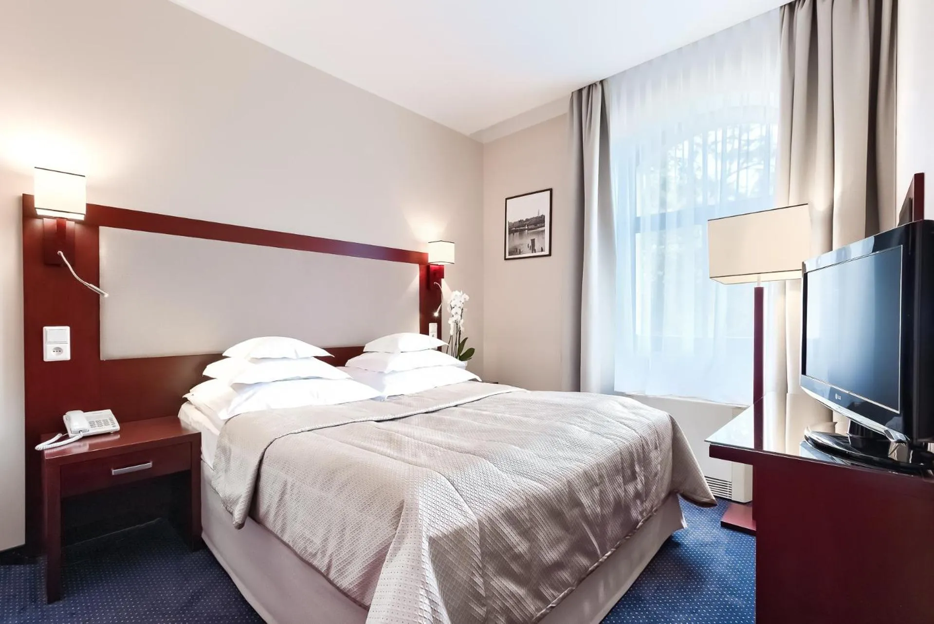 Bedroom, Bed in Hotel Atrium