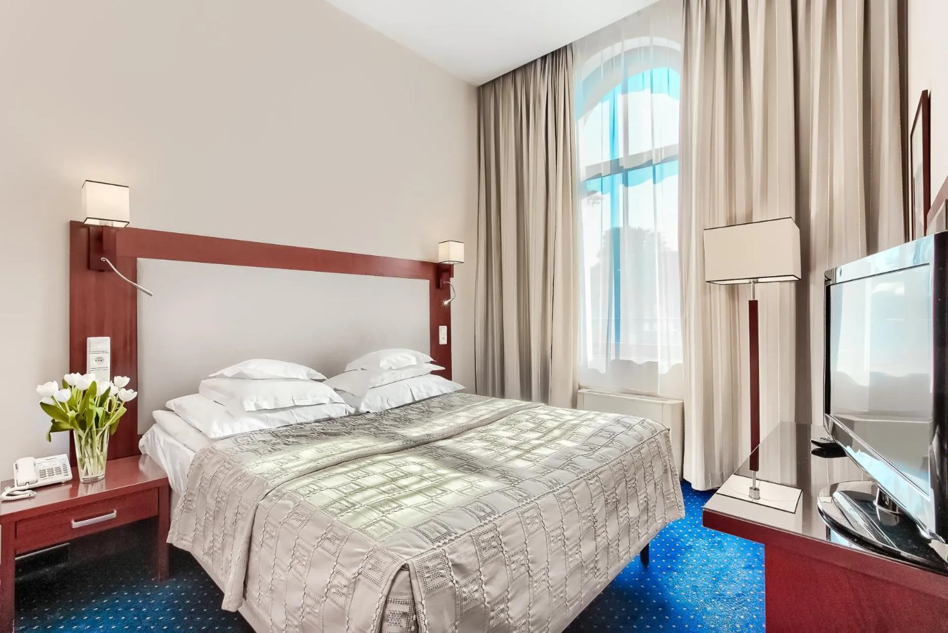 Bedroom, Bed in Hotel Atrium