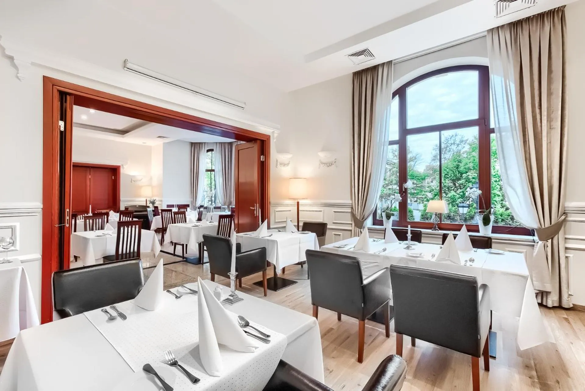 Restaurant/places to eat in Hotel Atrium