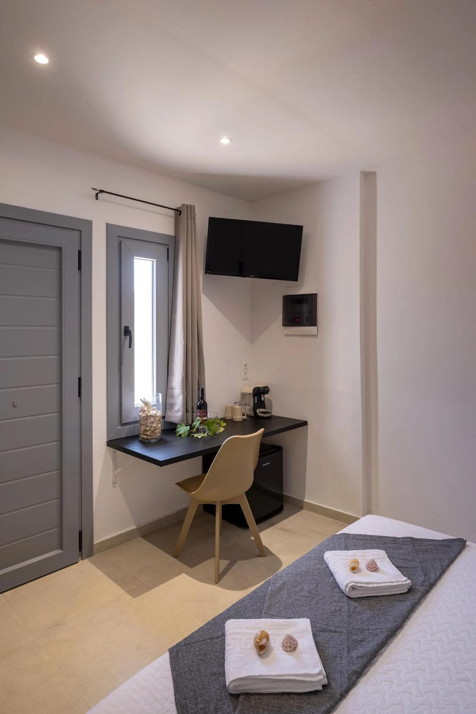 Chrysonisos Suites with Sunset & Seaviews near Kini