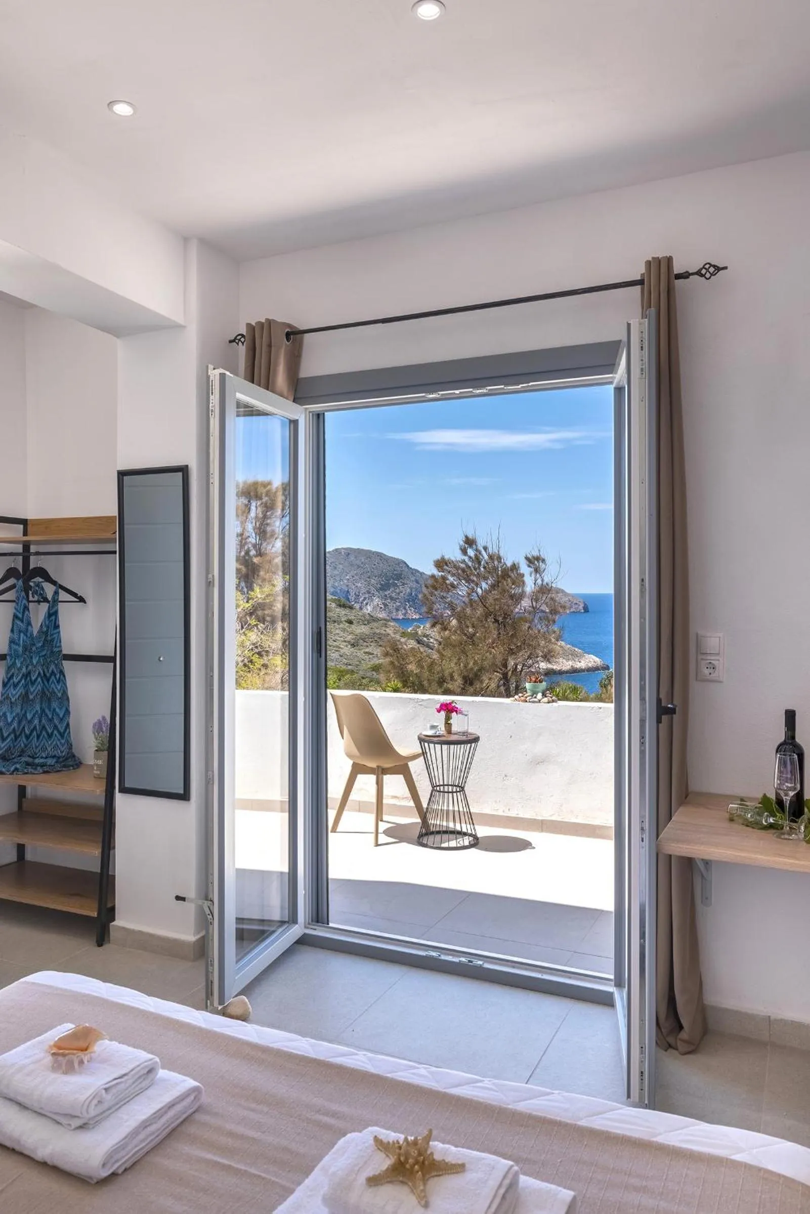 Sea view, Bed in Chrysonisos Suites with Sunset & Seaviews near Kini