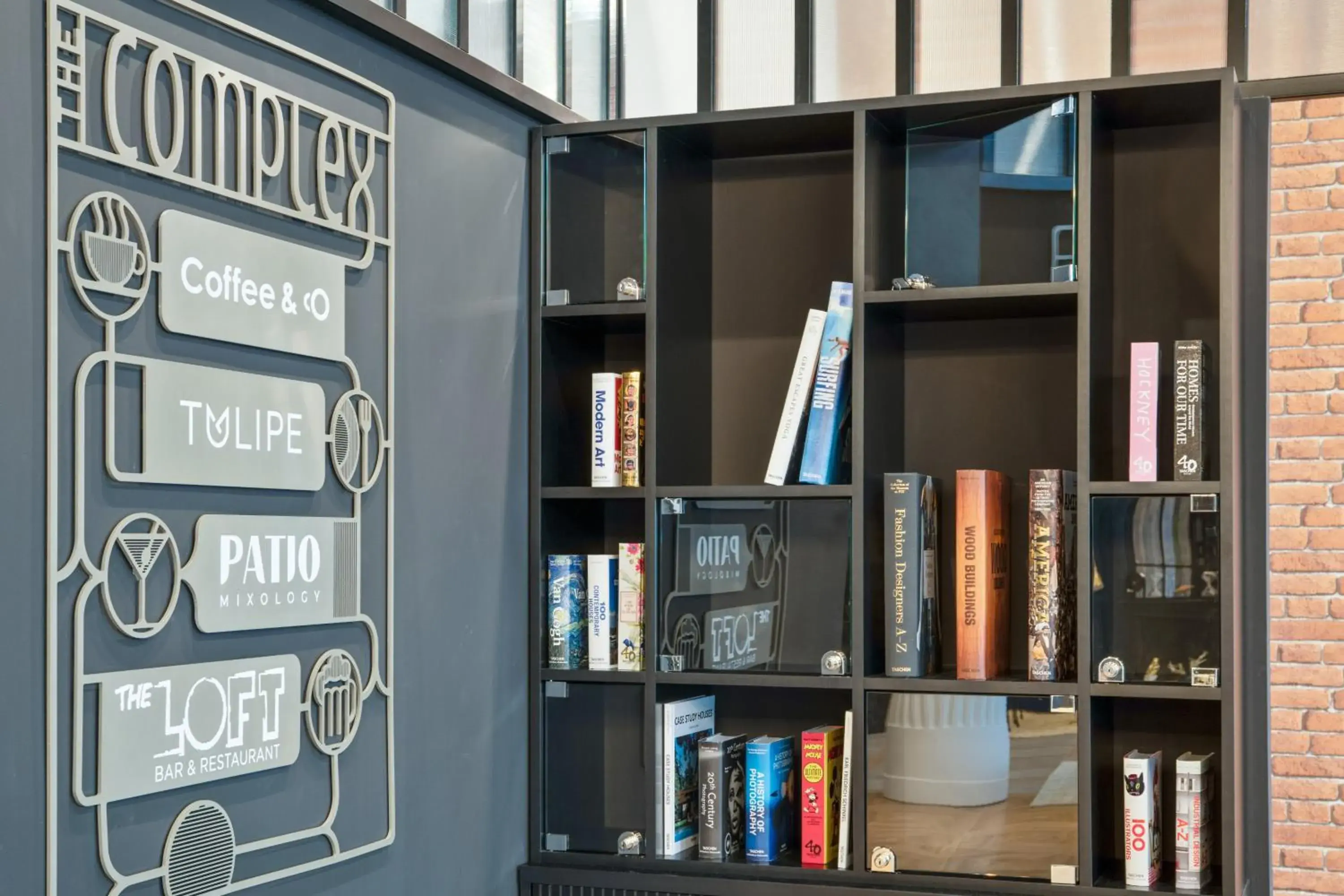 Lobby or reception, Library in Golden Tulip Warsaw Centre