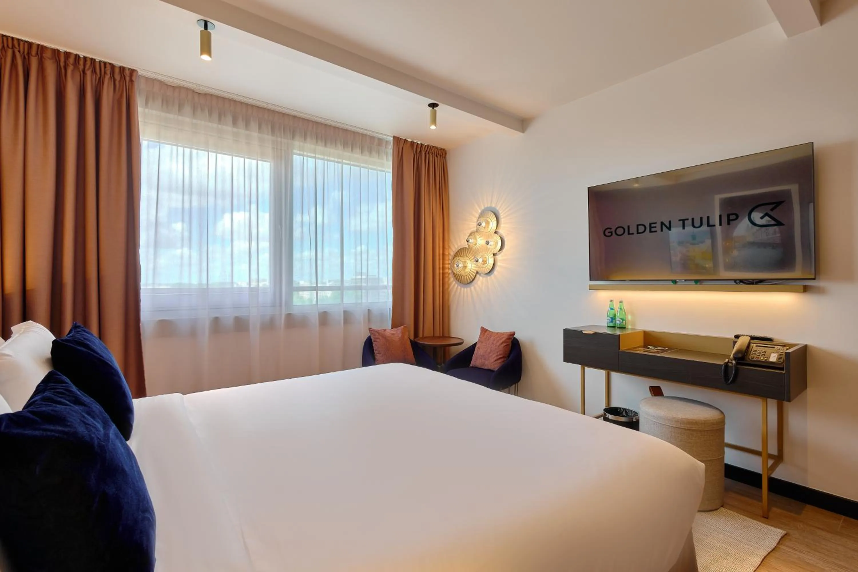 Property building, Bed in Golden Tulip Warszawa Centrum